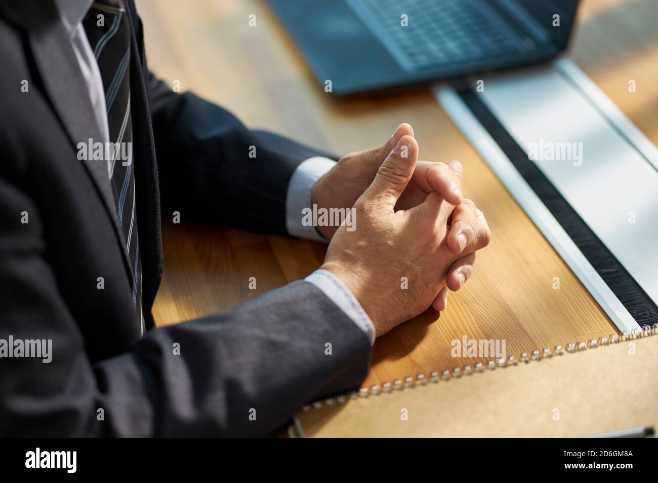 primo piano di mani di un uomo d'affari asiatico che contempla ufficio Foto Stock