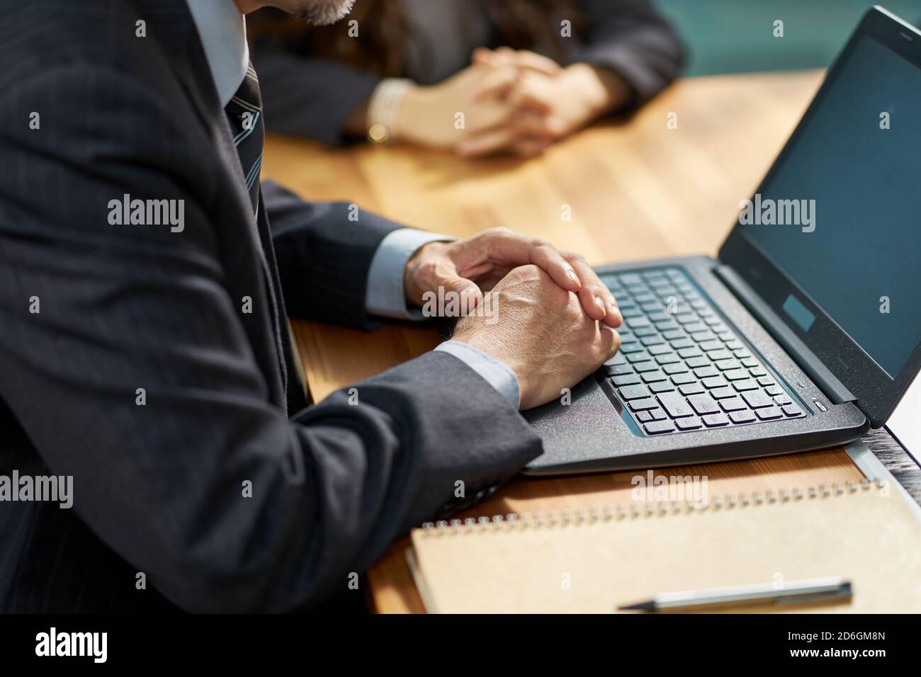 primo piano di mani di un incontro asiatico tra uomini d'affari in ufficio Foto Stock