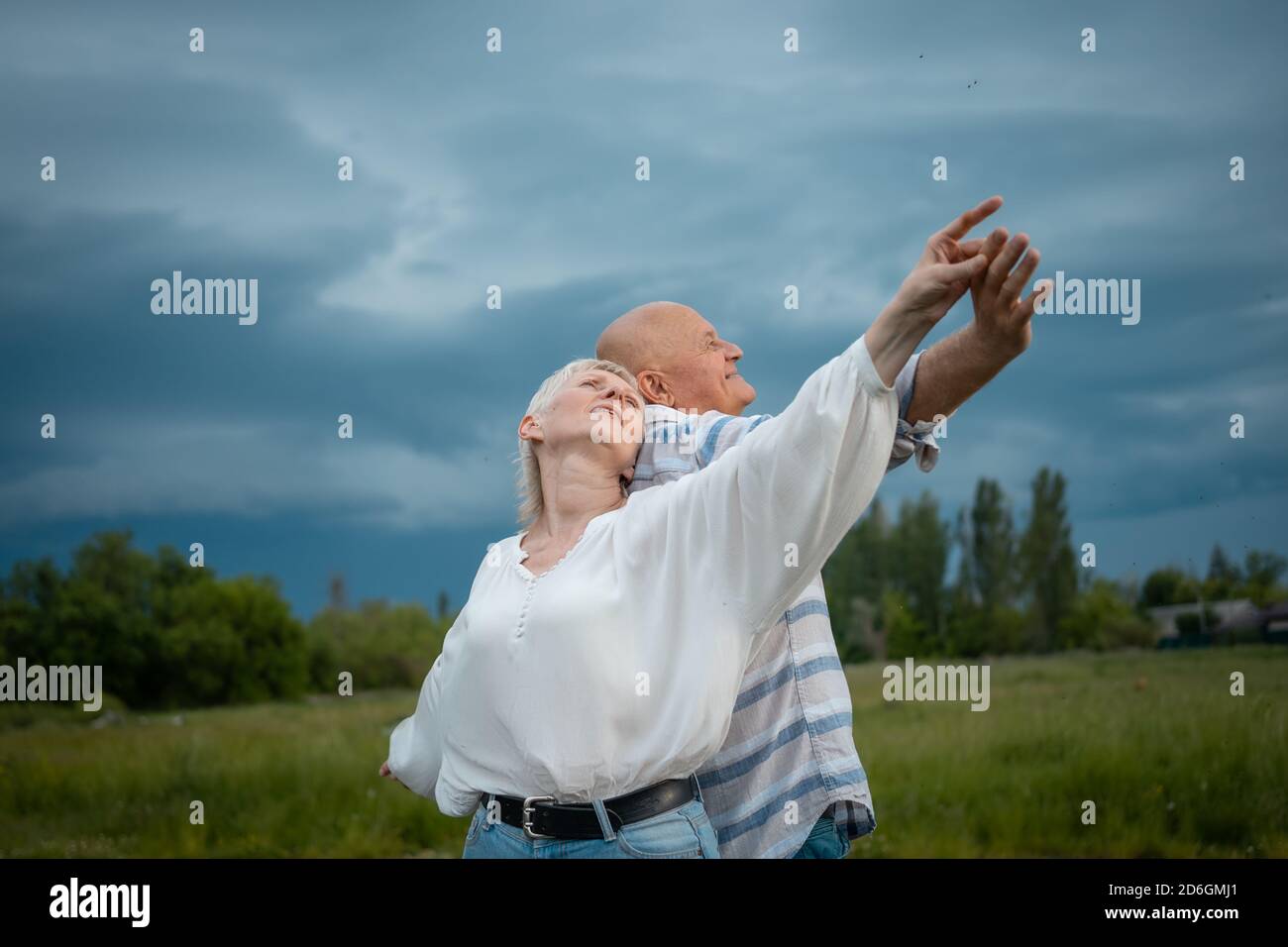 happy senior coppia hanno incontri romantici e balli all'aperto a. estate Foto Stock