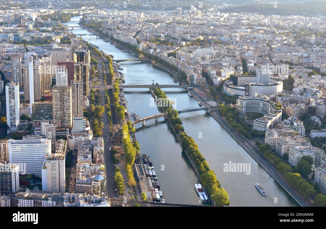 Paesaggio urbano parigino al tramonto, vista dalla Torre Eiffel con ponti sulla Senna e Ile aux Cygnes. Parigi, Francia. Foto Stock
