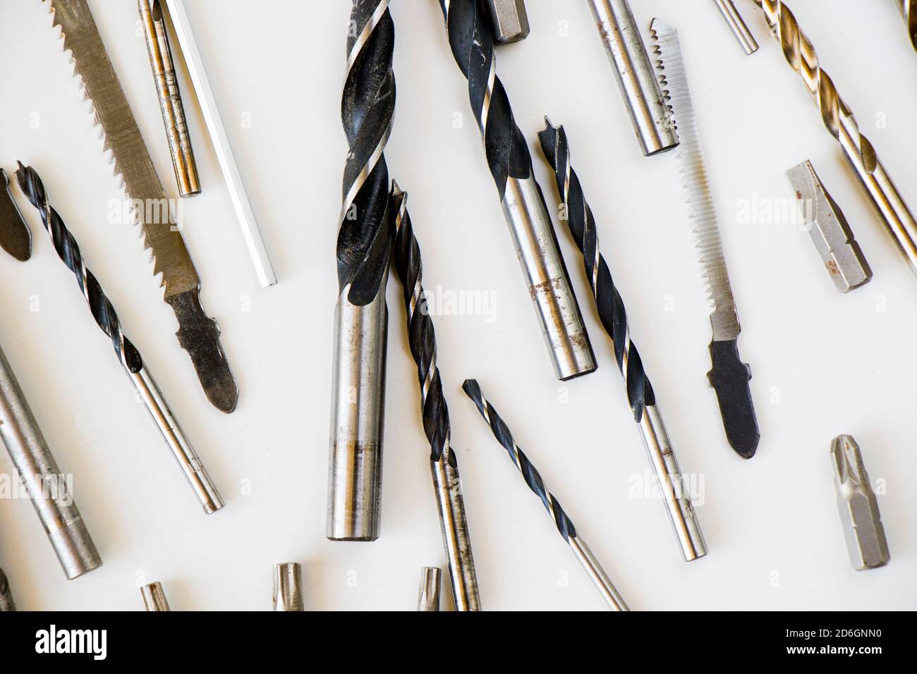 Set e kit di punte per utensili e trapani elettrici e cordless su sfondo bianco Foto Stock