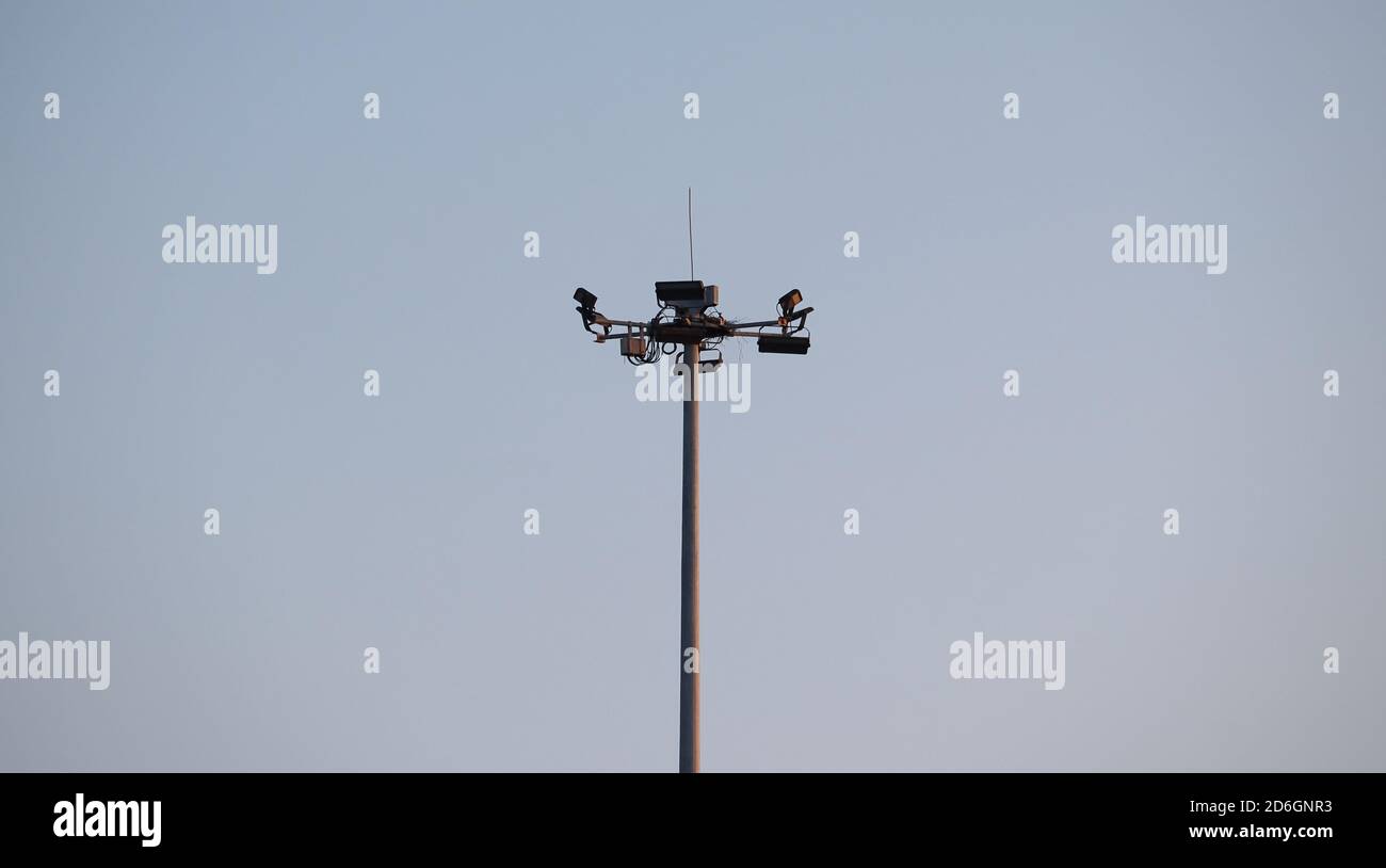 Luce per la circolazione su strada a basso angolo prima dell'alba al mattino contro il cielo blu Foto Stock
