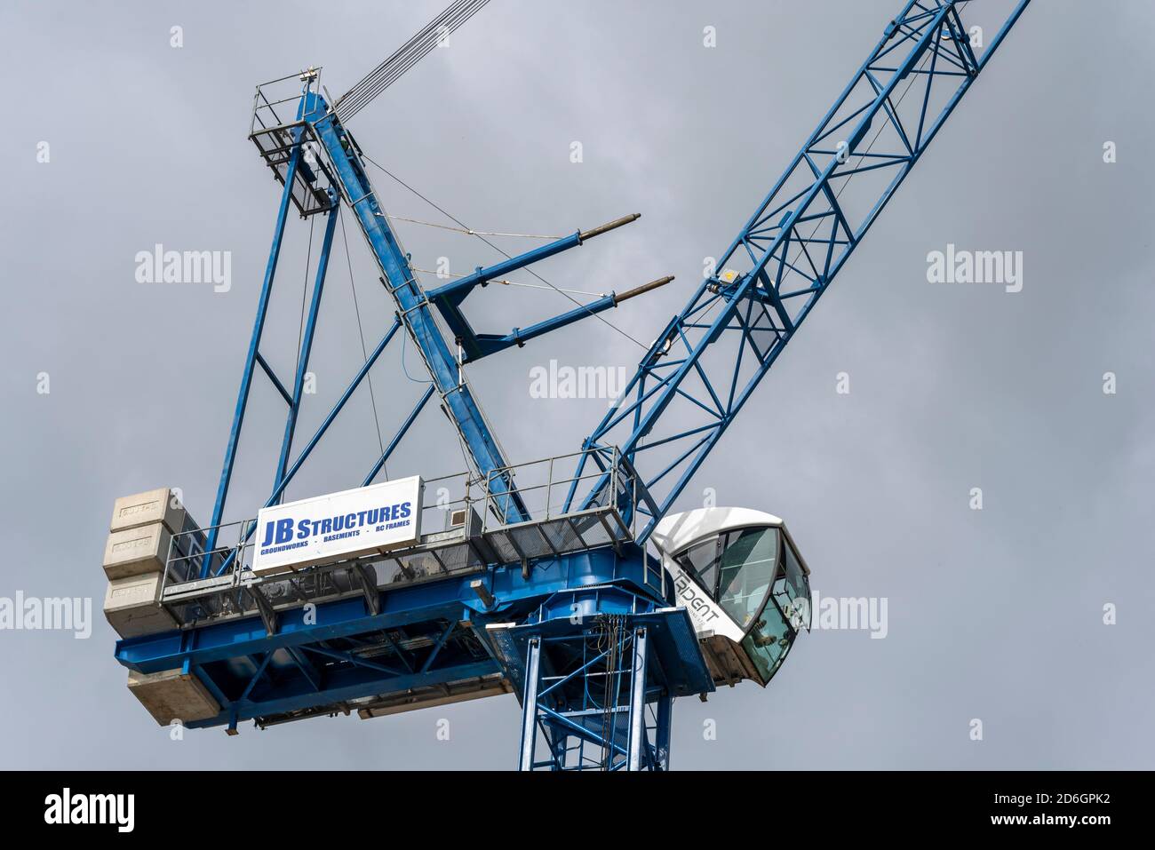 Lavori di costruzione in corso sullo sviluppo di proprietà di Clifftown Shore a Southend sul Mare, Essex. Case fronte mare. Gru a torre Trident Lifting Solutions Foto Stock