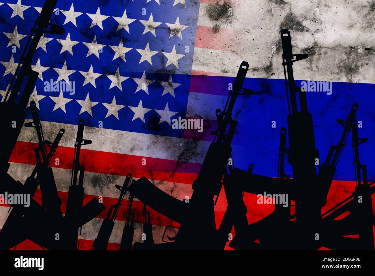 Diversi fucili automatici sollevati sullo sfondo del Bandiera russa americana Foto Stock
