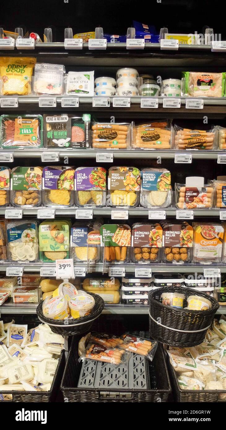 Piatti vegetariani, imitazioni vegane carni in un supermercato svedese frigorifero Foto Stock