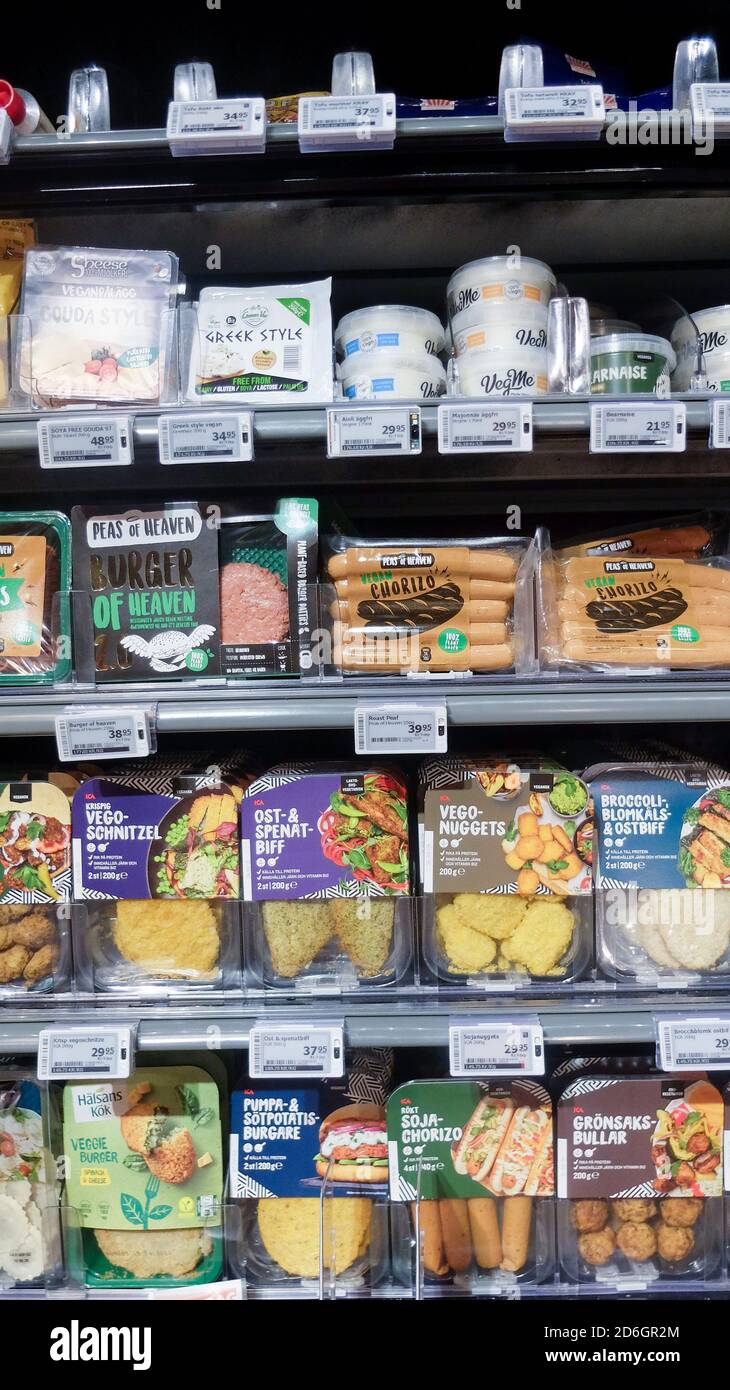 Piatti vegetariani, imitazioni vegane carni in un supermercato svedese frigorifero Foto Stock