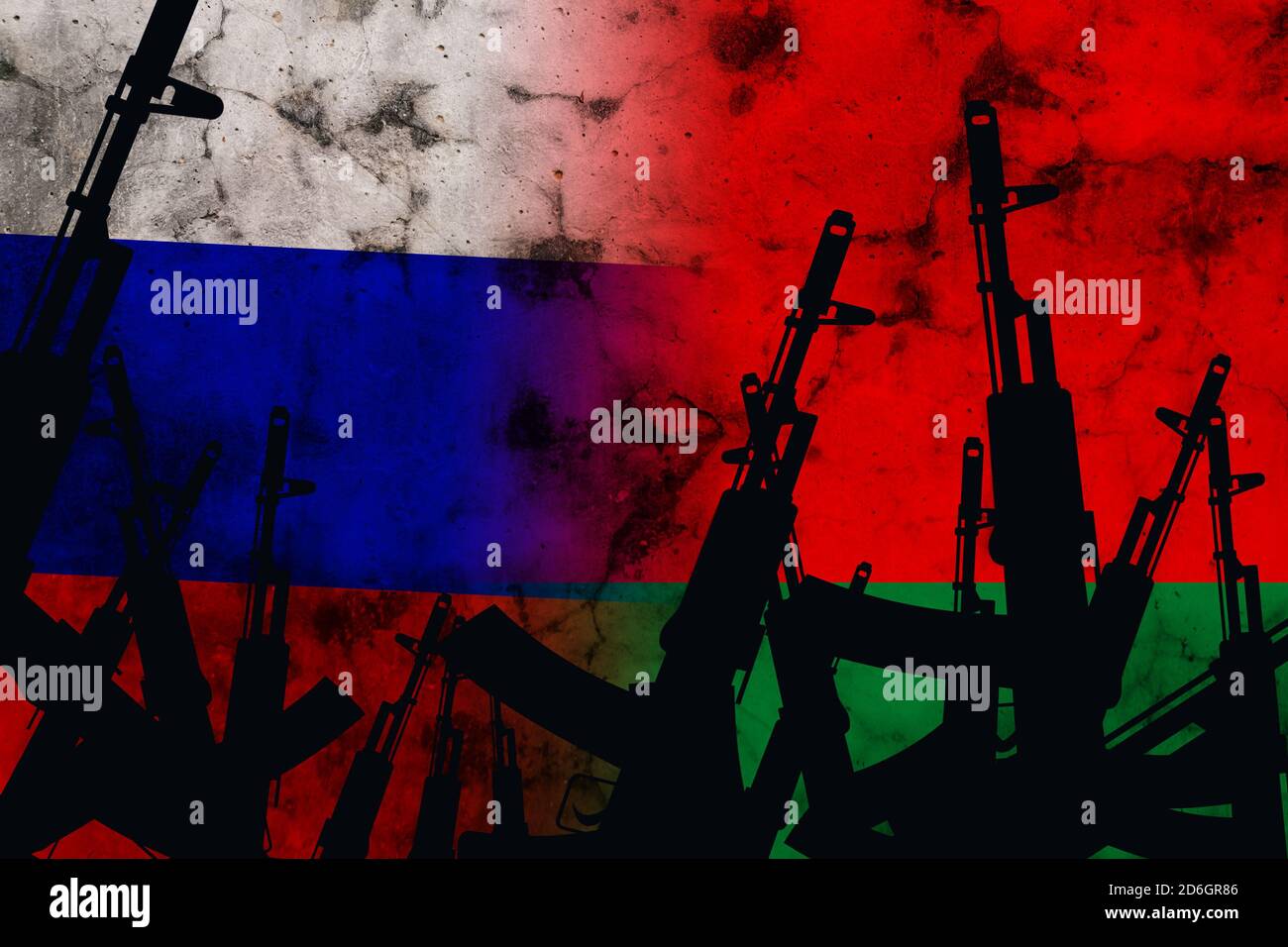 Diversi fucili automatici sollevati sullo sfondo del Bielorussia bandiera russa Foto Stock