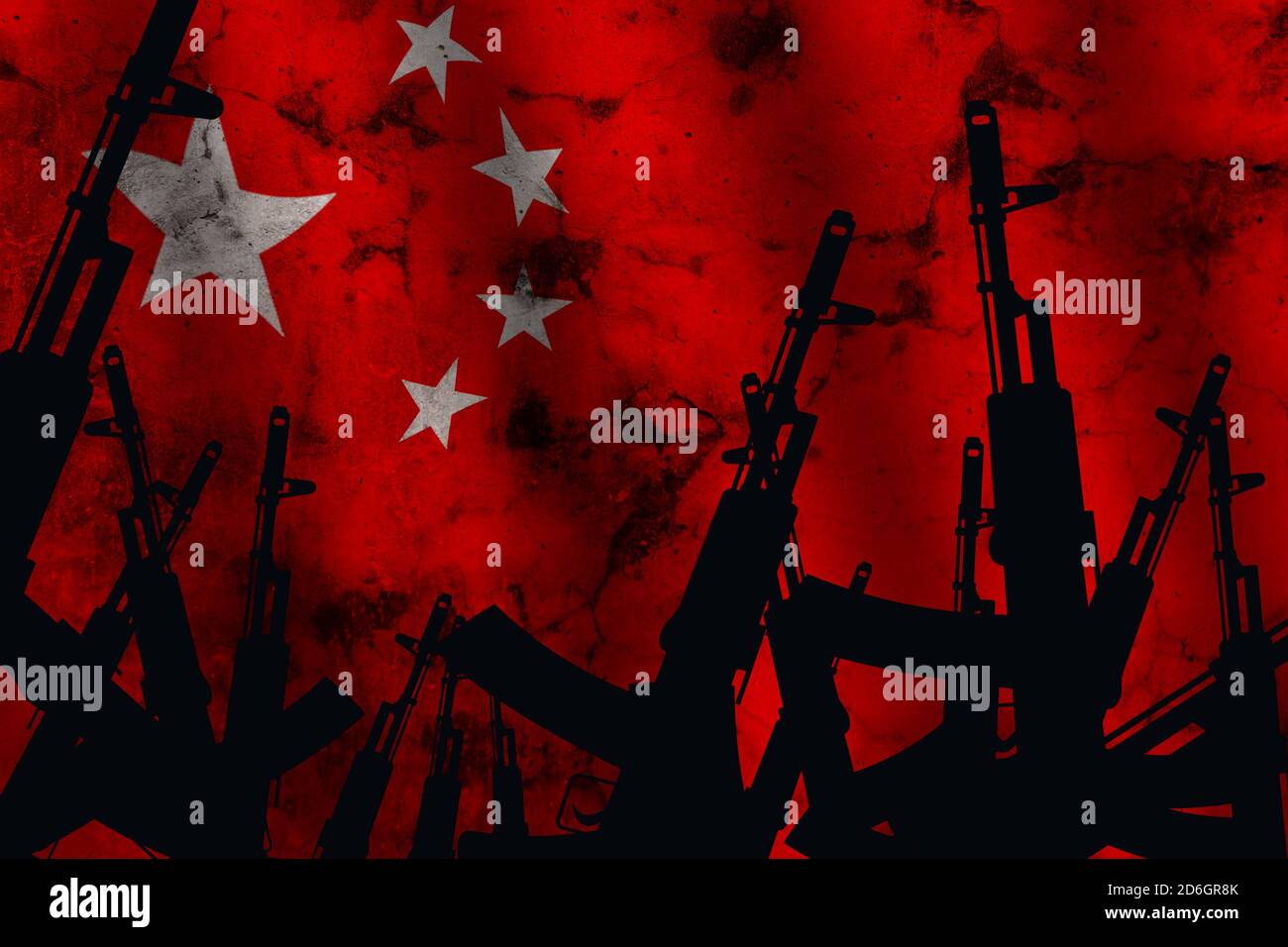 Diversi fucili automatici sollevati sullo sfondo del Bandiera cinese Foto Stock