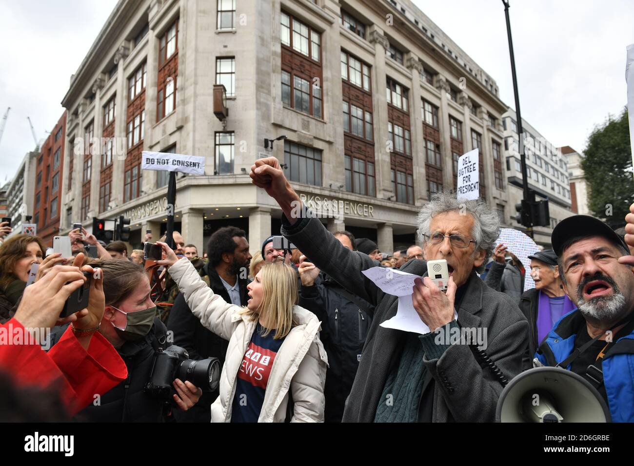 Il fratello dell'ex leader laburista Jeremy Corbyn, Piers Corbyn, parla ai dimostranti durante un raduno anti-blocco su Oxford Street, Londra. Foto Stock