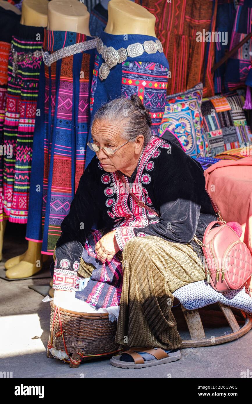Venditore di mercato a Hmong Tribal Village, Doi Pui, Chiang Mail, Thailandia, Foto Stock