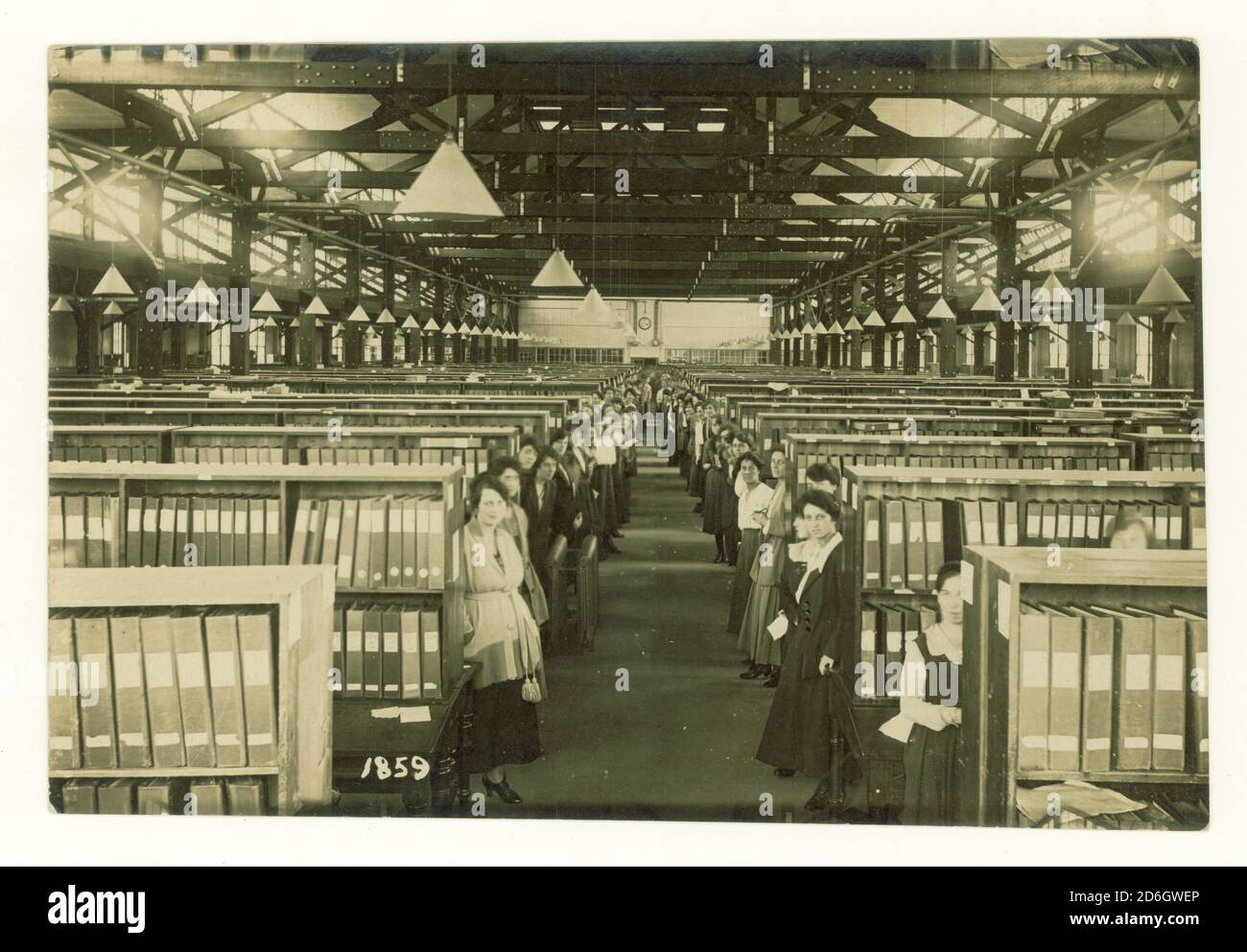 Cartolina dell'era WW1 di lavoratrici amministrative femminili, impiegati temporanei, deposito, possibilmente Servizio civile, Ufficio del Registro Generale, circa 1916, 1917, Regno Unito Foto Stock