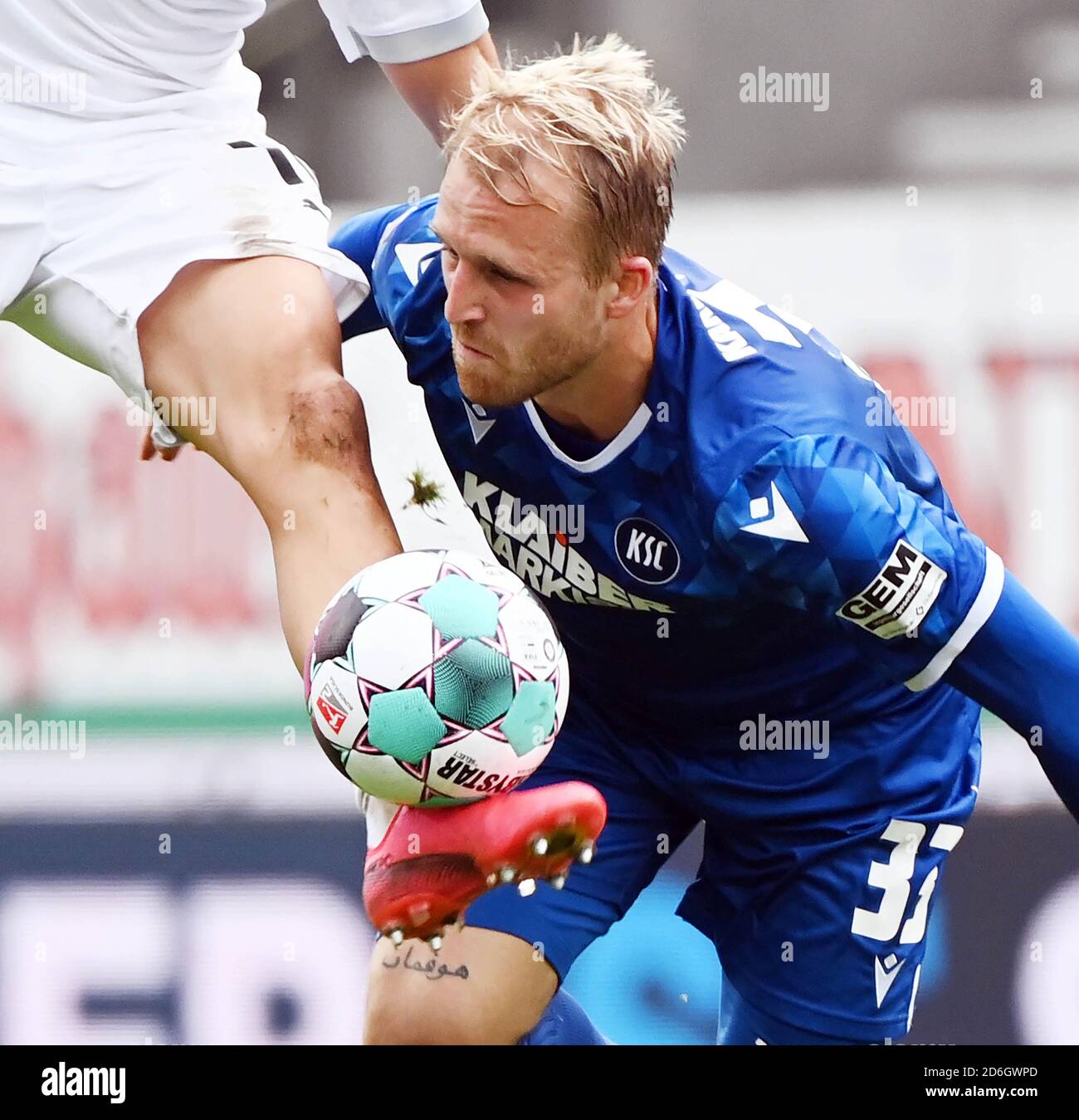 Karlsruhe, Germania. 17 Ott 2020. Calcio: 2 Bundesliga, Karlsruher SC - SV Sandhausen, 4° incontro nello stadio Wildpark. Philipp Hofmann (a destra) di Karlsruhe e Julius Biada di Sandhausen combattono per la palla. Credito: Uli Deck/dpa - NOTA IMPORTANTE: In conformità con le norme del DFL Deutsche Fußball Liga e del DFB Deutscher Fußball-Bund, è vietato sfruttare o sfruttare nello stadio e/o nel gioco le fotografie scattate sotto forma di sequenze di immagini e/o serie di foto di tipo video./dpa/Alamy Live News Foto Stock