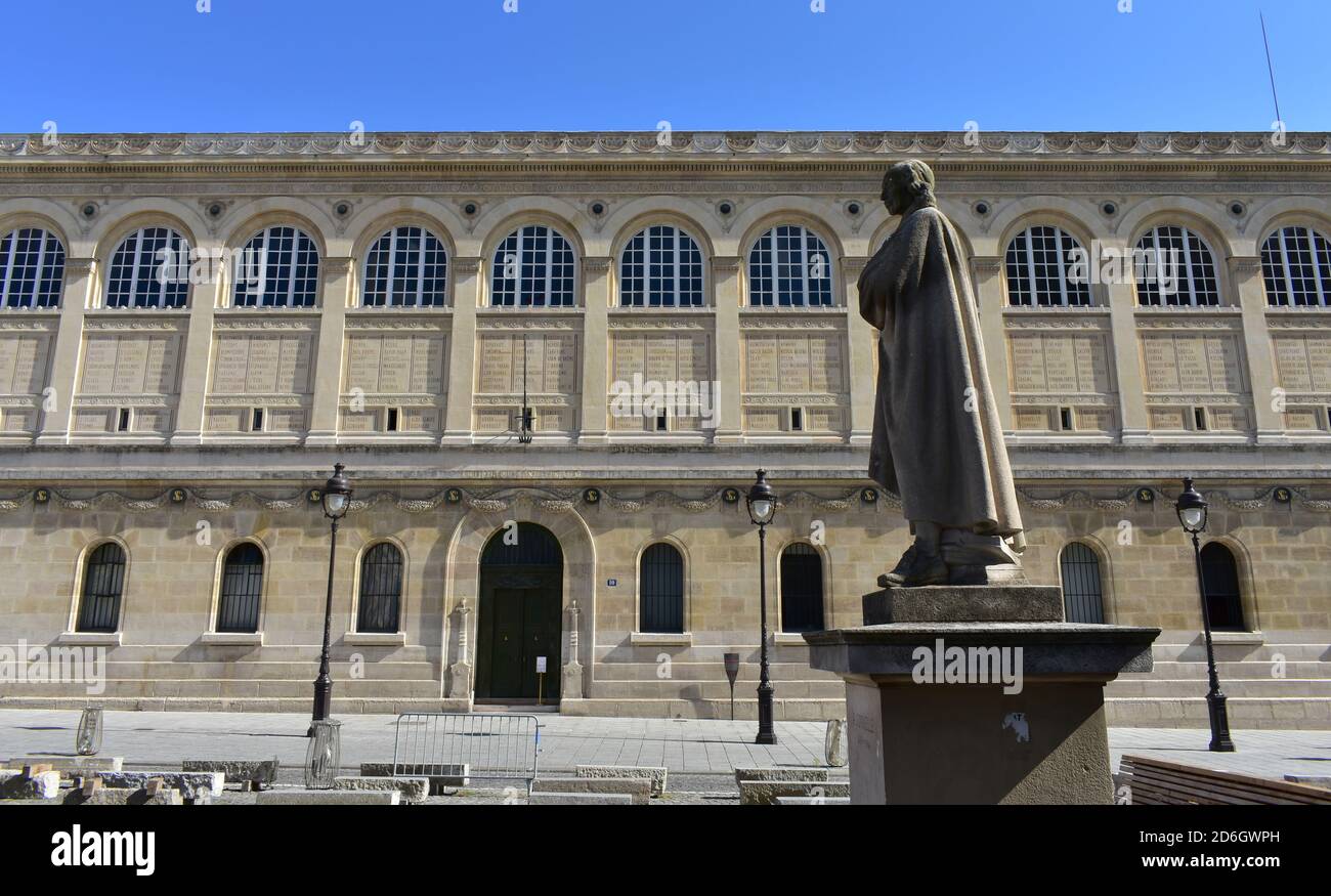 La Sorbona o Università di Parigi Bibliotheque edificio Sainte-Genevieve e Pierre Corneille statua. Place du Pantheon, Parigi, Francia. 14 agosto 2019. Foto Stock