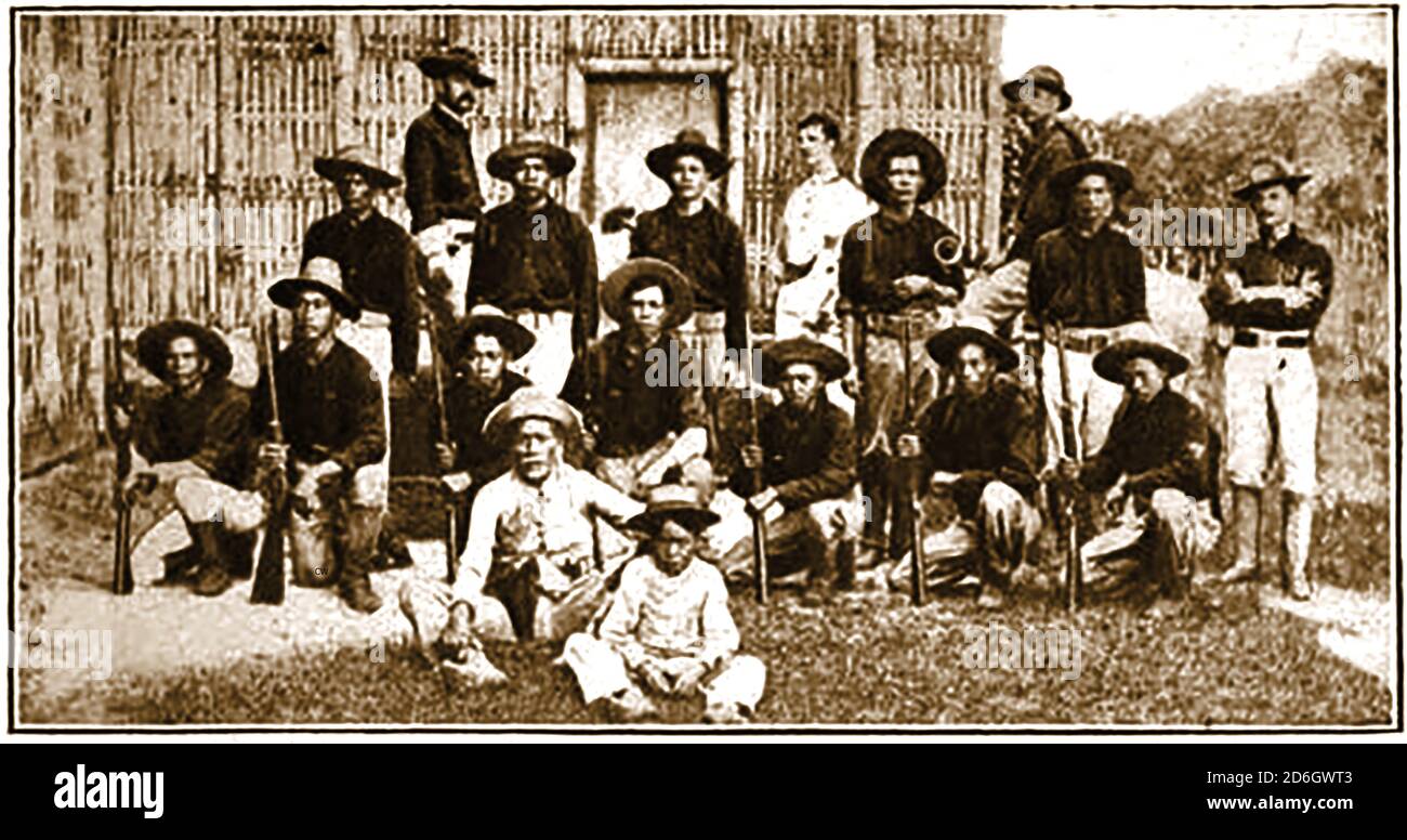 Una vecchia fotografia del 1920 di un gruppo di constabulary (PC) nelle Filippine. Il Constabulary filippino, conosciuto in Tagalog come Hukbóng Pamayapà ng Pilipinas (HPP), e in spagnolo come Constantabularia Filipina (CF), è stato una forza di polizia in stile gendarmeria dal 1901 al 1991. Creato dal governo coloniale americano per sostituire la Guardia Civil coloniale spagnola, si fuse con la polizia nazionale integrata per formare la polizia nazionale filippina il 29 gennaio 1991. Foto Stock