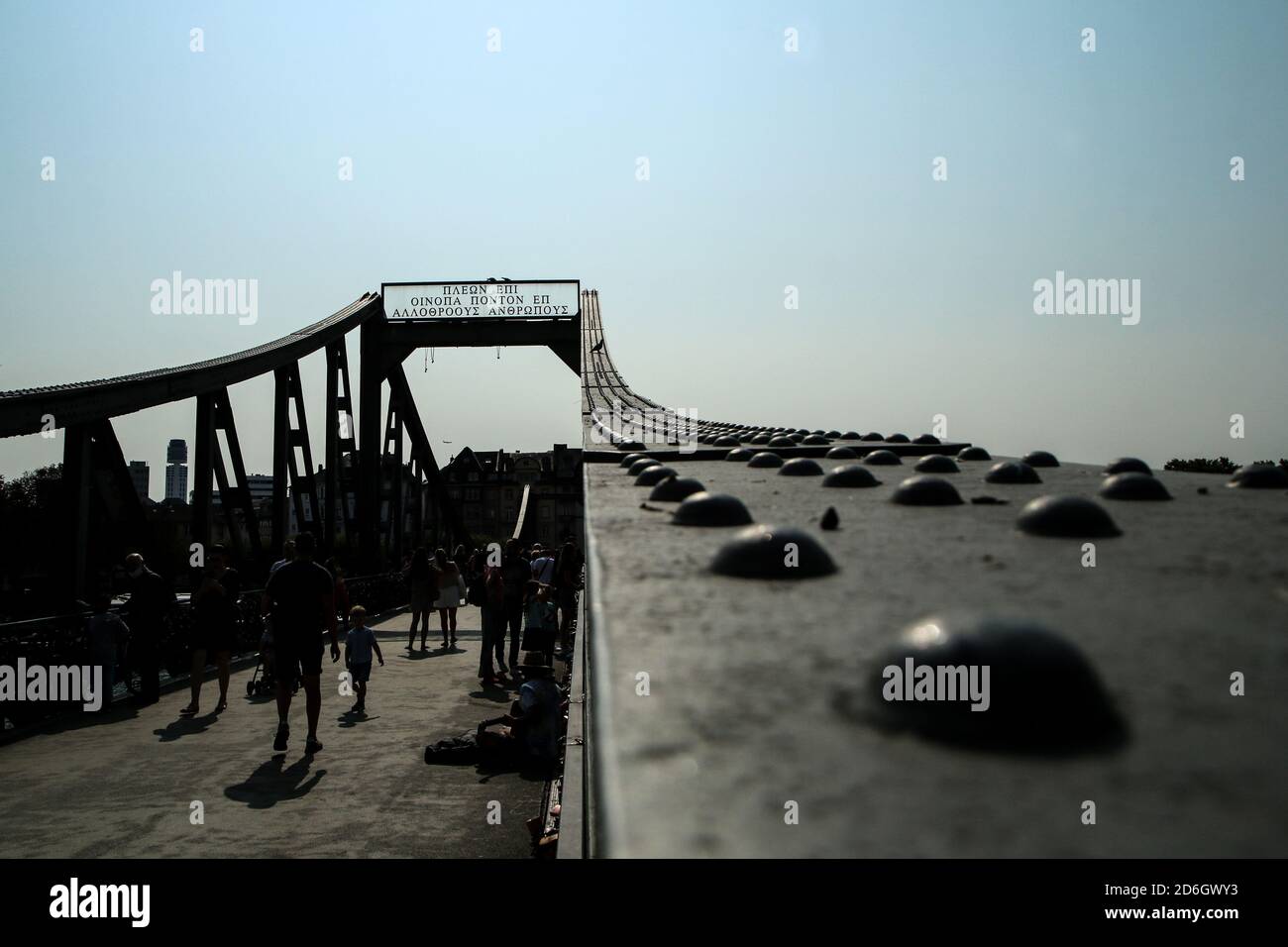 Il ponte 'Eiserner Steg' a Francoforte sul meno contro il cielo limpido. Silhouette scura della parte principale con citazione di Odyssey. Foto Stock