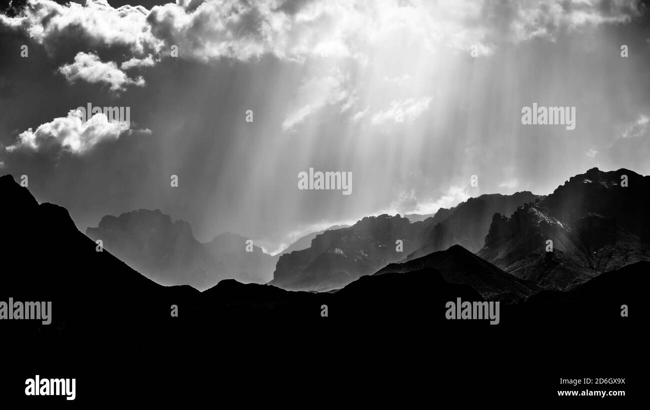Sole attraverso la pioggia di montagna nel Big Bend National Park, Texas Foto Stock