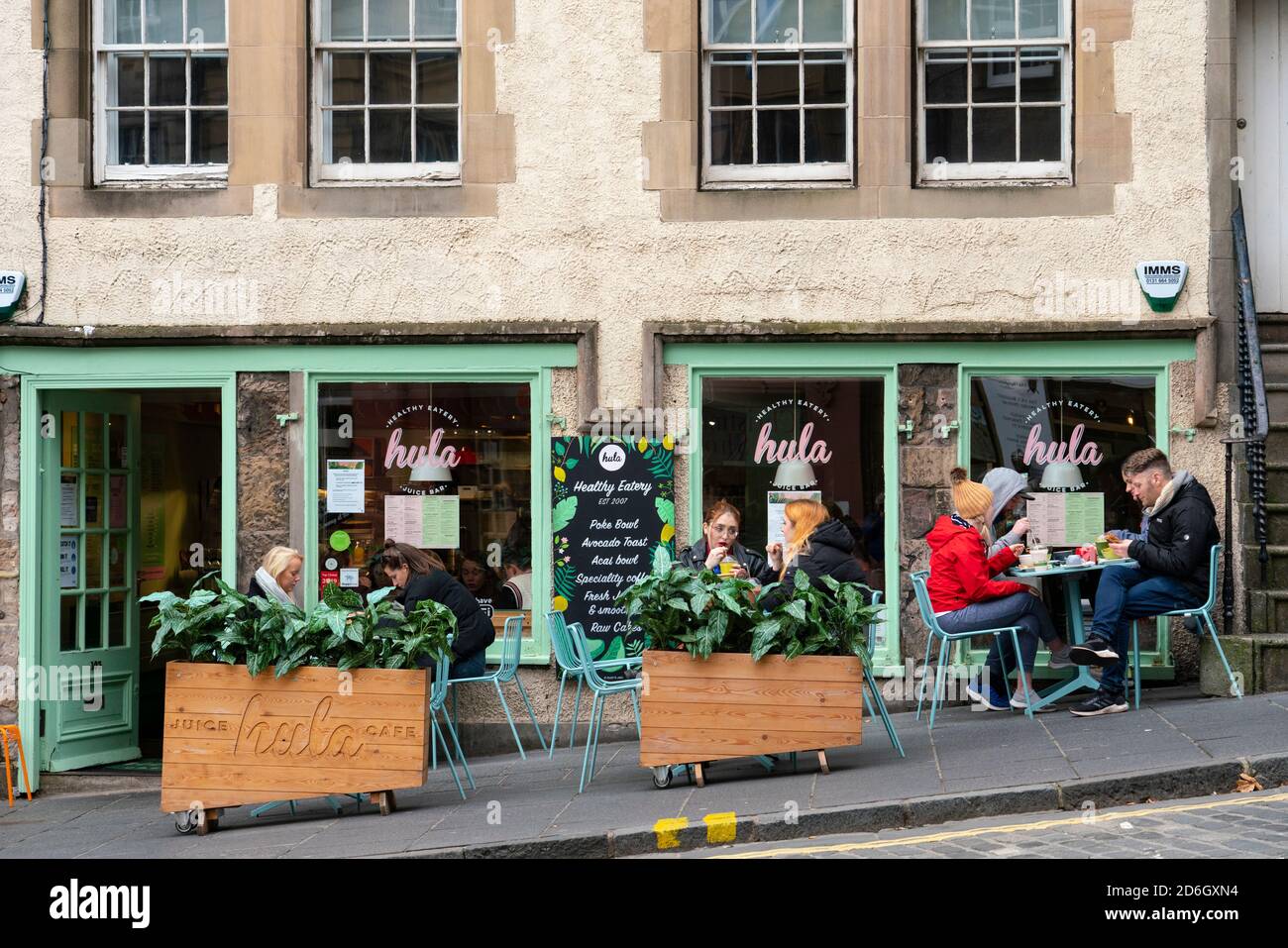 Edimburgo, Scozia, Regno Unito. 17 ottobre 2020. Sabato pomeriggio nel centro di Edimburgo durante 16 giorni di blocco interruttore automatico e i bar sono chiusi, ma i caffè rimangono aperti. Le strade della città vecchia sono molto tranquille e ricordano il vuoto inquietante visto durante il blocco completo all'inizio di quest'anno. Piccolo bistrot cafe aperto su West Bow. Iain Masterton/Alamy Live News Foto Stock