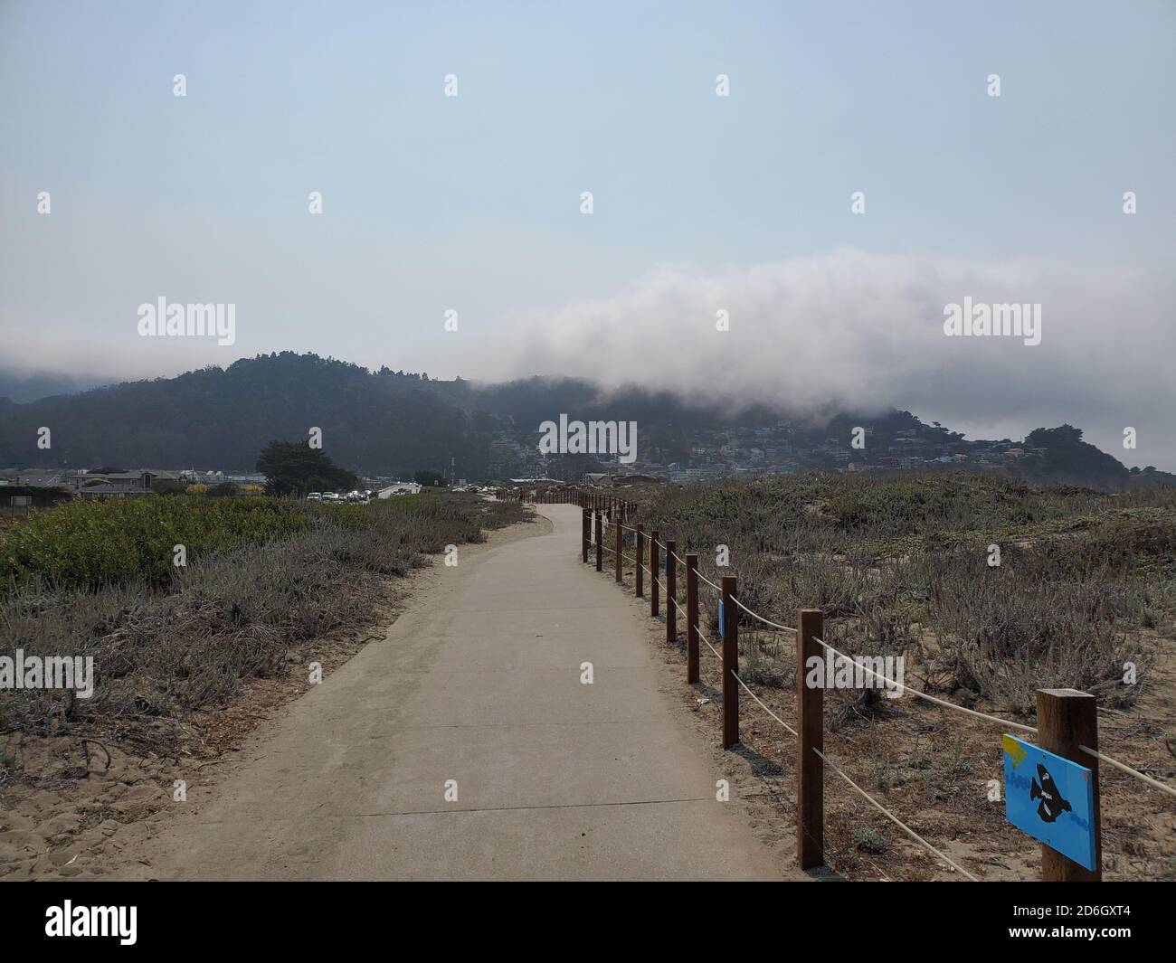 Sentiero lungo la spiaggia di pacifica, California con nebbia in lontananza, 30 agosto 2020. () Foto Stock