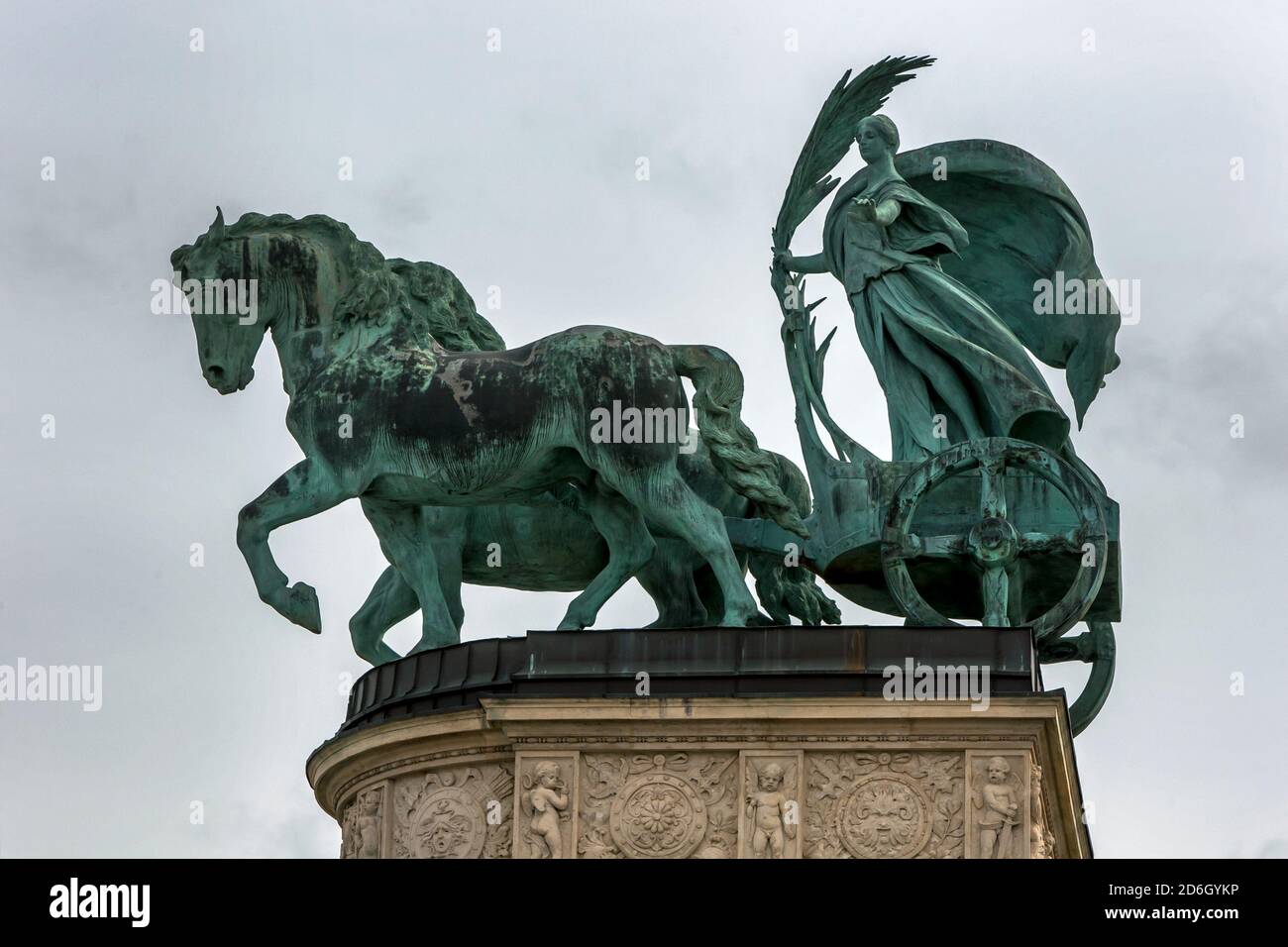 Una sezione del Monumento del Millennio che raffigura la Statua della Pace femminile in un carro trainato da cavalli in Piazza dell'Eroe a Budapest in Ungheria. Foto Stock