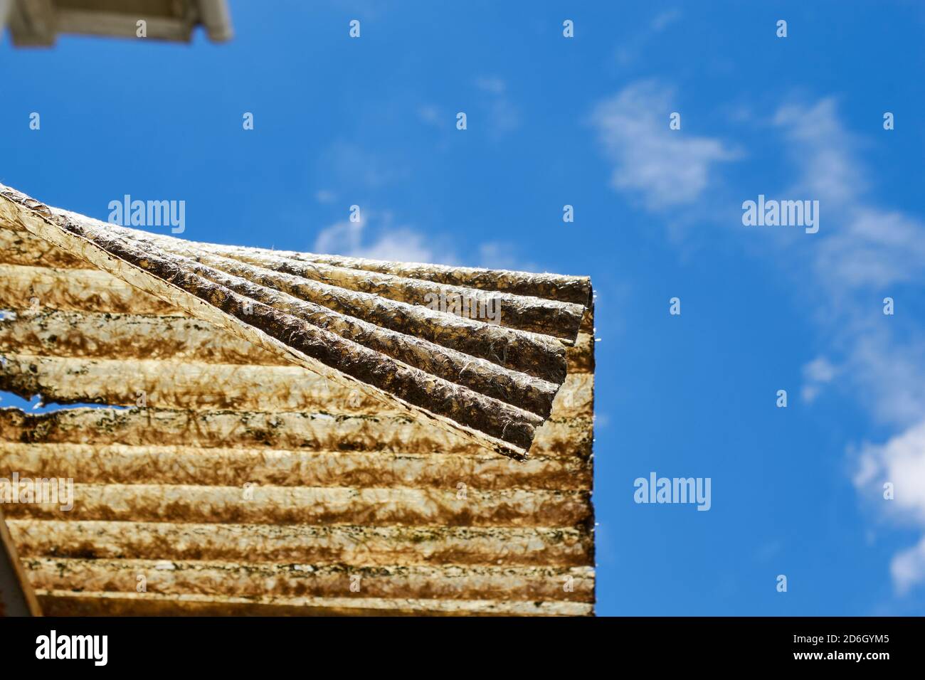 Vecchio tetto in fibra di vetro corrugata Foto Stock