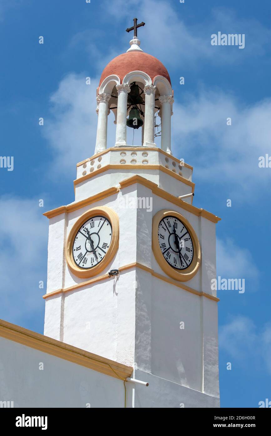 La torre dell'orologio della chiesa di Agios Georgios sull'isola greca di Kastellorizo, altrimenti conosciuta come isola di Meis. Foto Stock