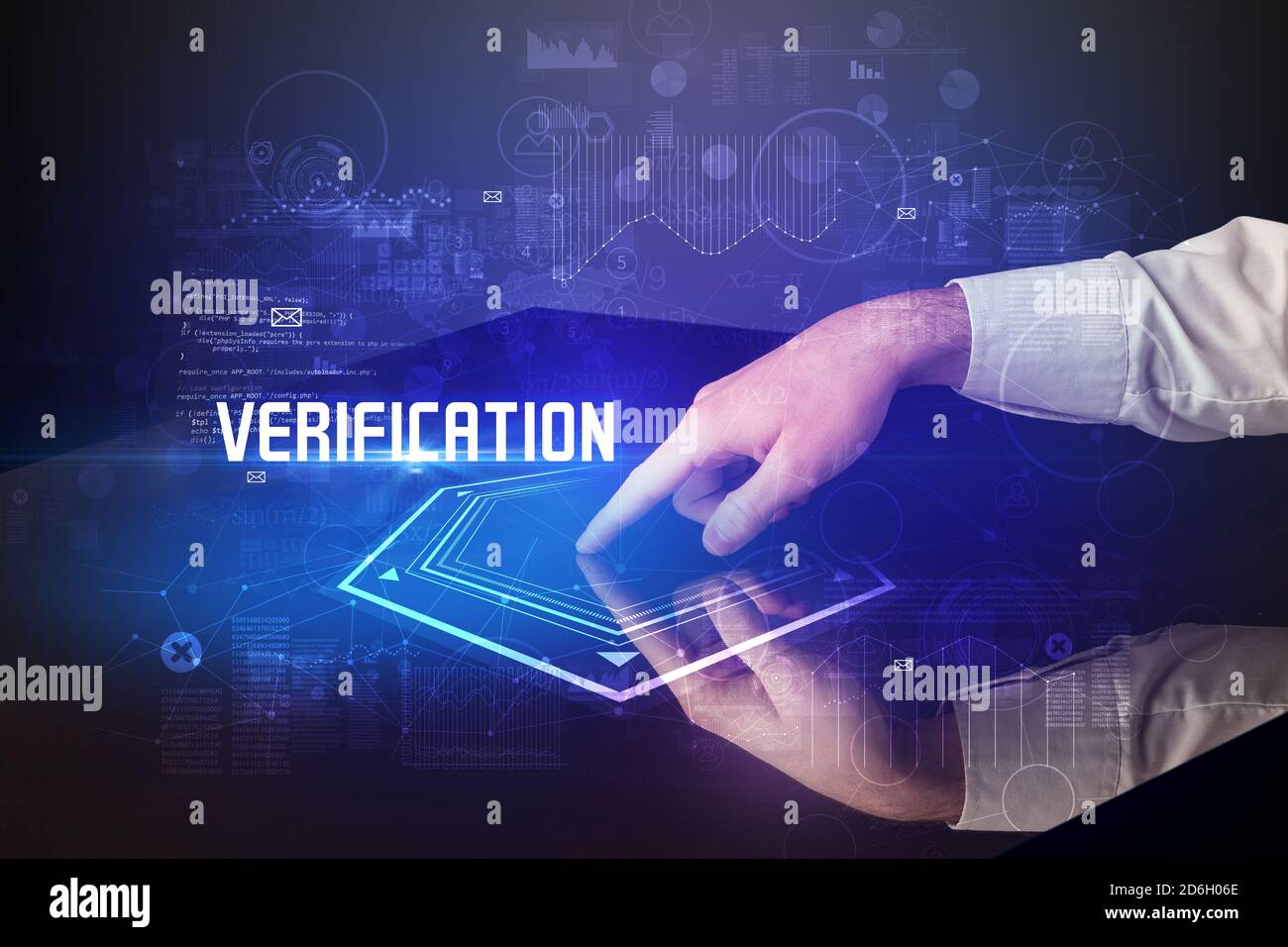 Tabella digitale toccante a mano con iscrizione DI VERIFICA, nuovo concetto di sicurezza di età Foto Stock