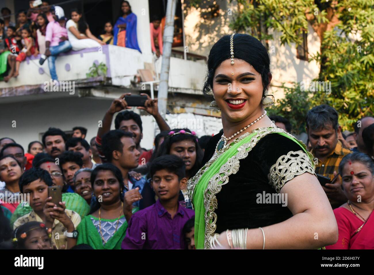 FORT KOCHI, INDIA felici uomini e donne sorridenti vestiti come ballerini in una sfilata al carnevale di Natale e Capodanno Cochin, Kerala India. Foto Stock