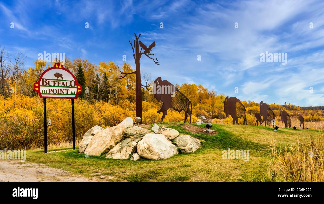 Il cartello d'ingresso con il colore delle foglie autunnali a Buffalo Point, Manitoba, Canada. Foto Stock