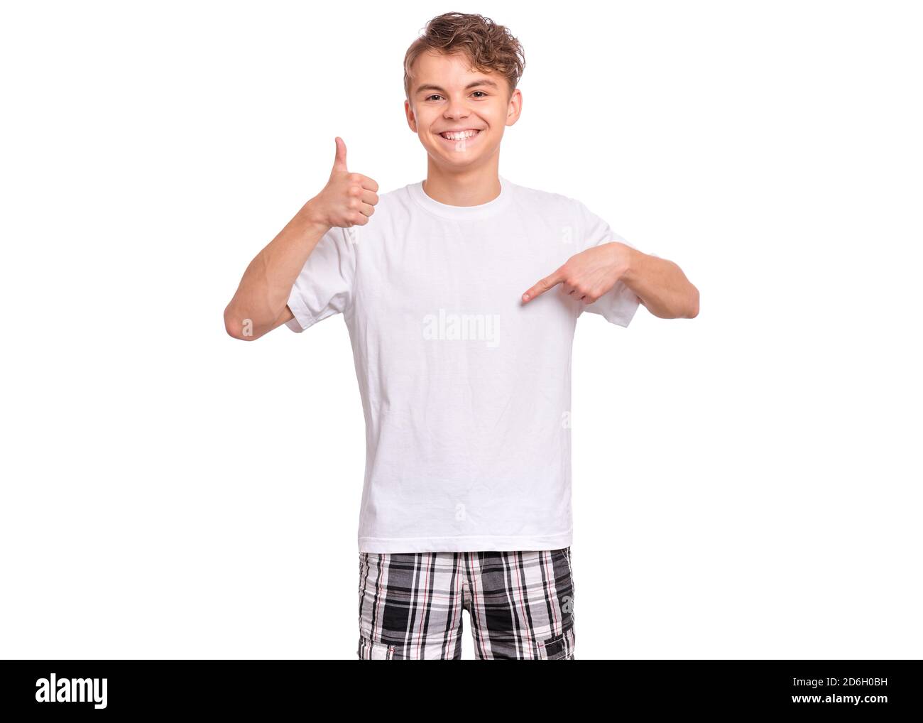 Cute teen boy che punta in su, gesturing idea o facendo il gesto numero uno, isolato su sfondo bianco Foto Stock