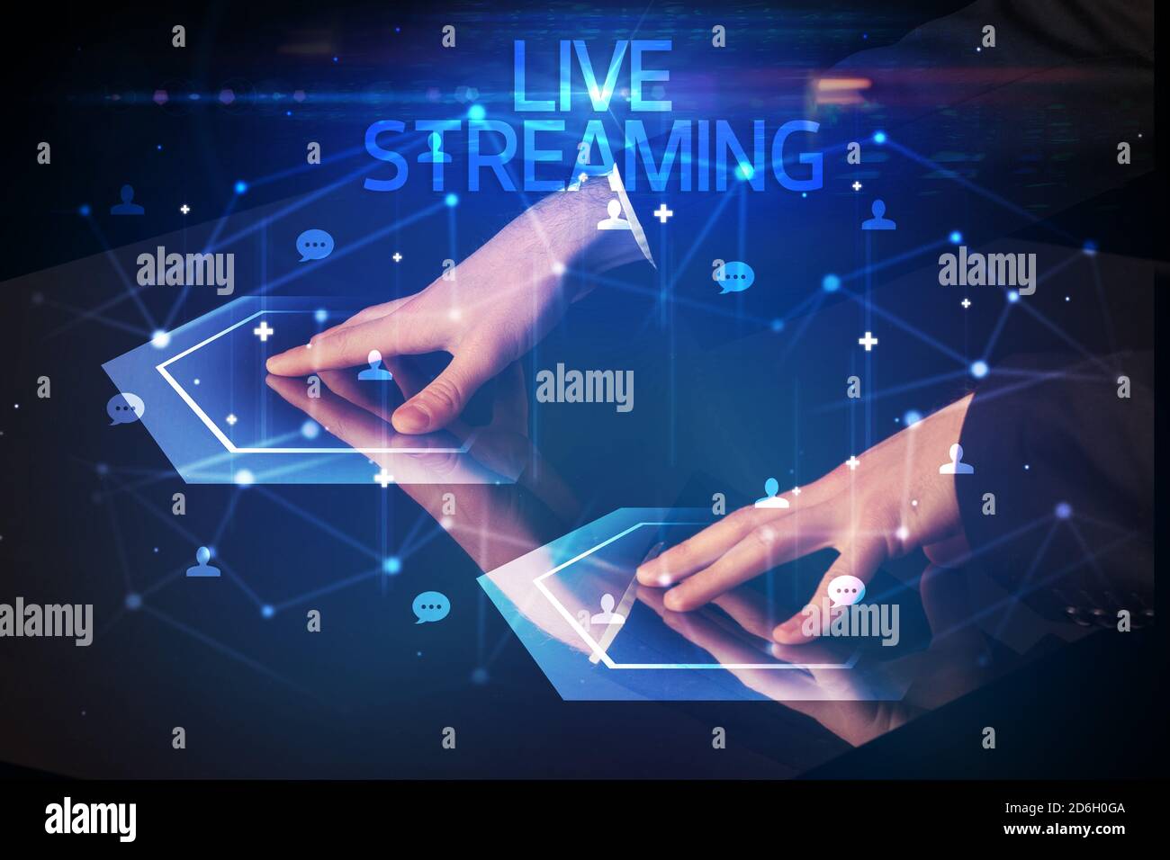 Navigare nel social networking con iscrizione LIVE STREAMING, nuovo concetto di media Foto Stock