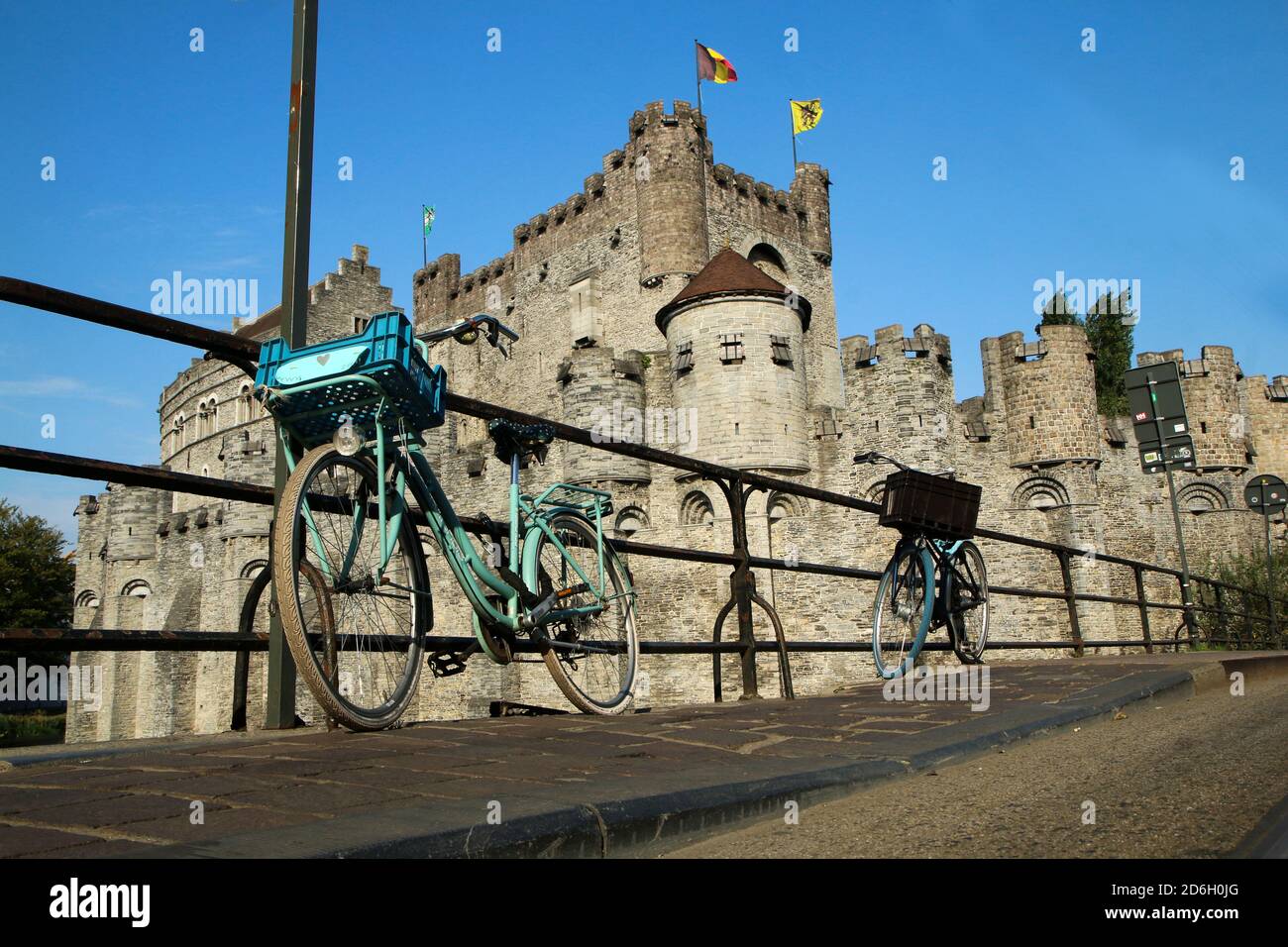 La foto della vecchia città storica di Gand in Belgio. La bella e bella città, vista per i turisti. Il castello con una bicicletta tradizionale Foto Stock