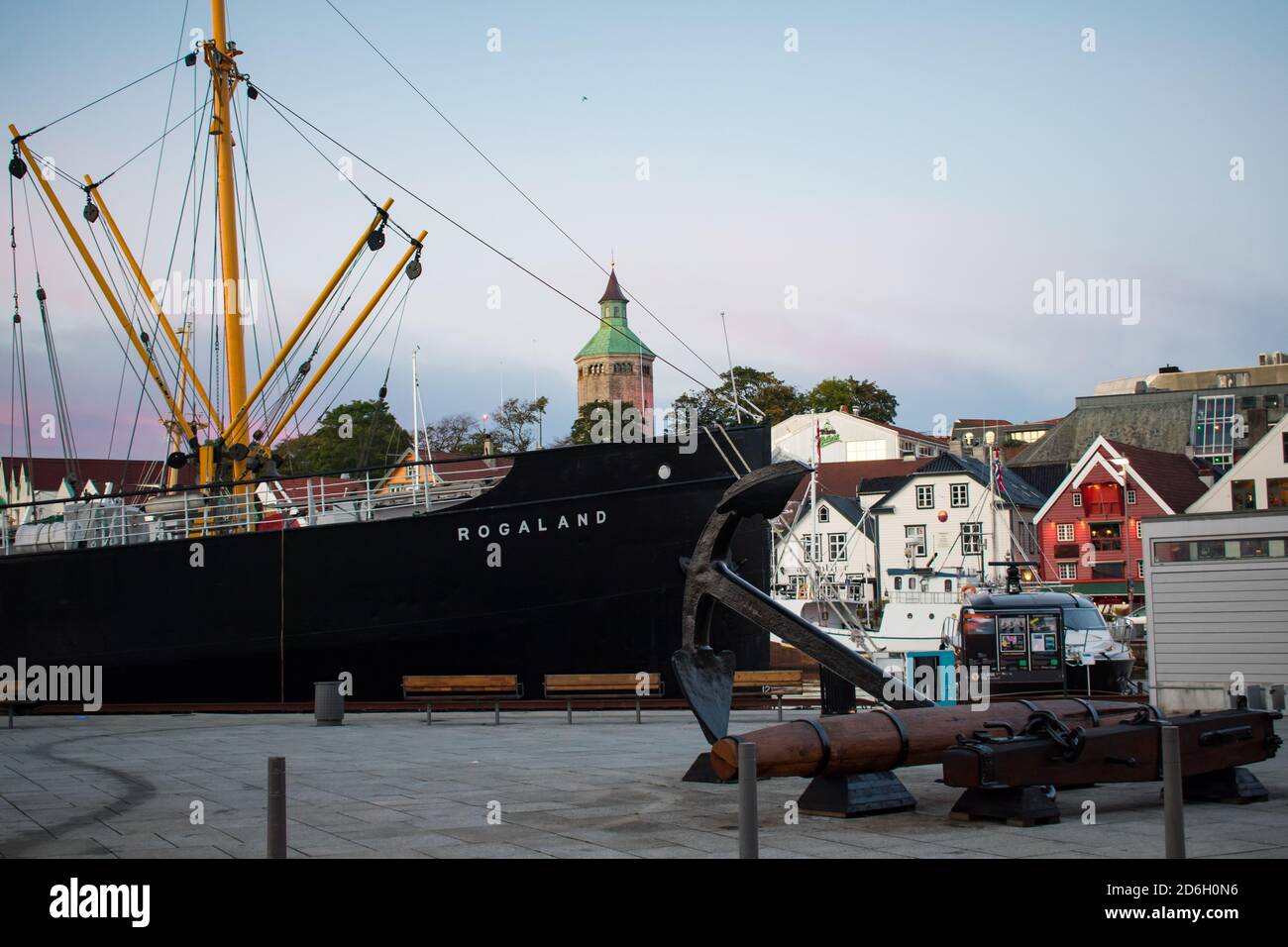 Rogaland Norvegia pittoresca nave da crociera attraccata a Stavanger City Sentrum Con ancoraggio grande Foto Stock