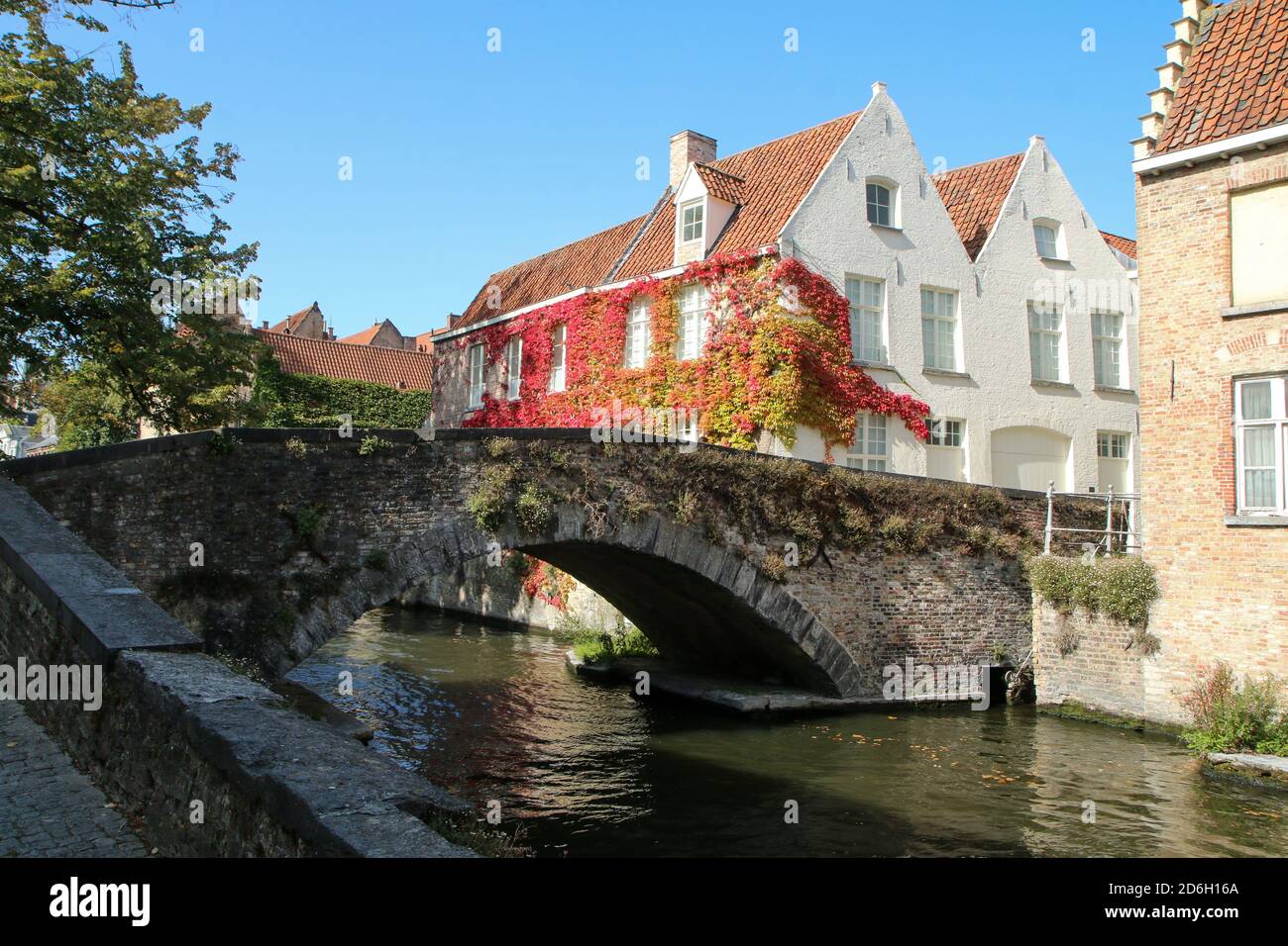 La foto dal centro della città di Bruges, città storica e turistica di Belguim. Le case tradizionali con maneggio terrazzato. Foto Stock