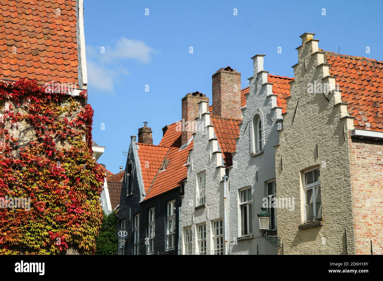 La foto dal centro della città di Bruges, città storica e turistica di Belguim. Le case tradizionali con maneggio terrazzato. Foto Stock
