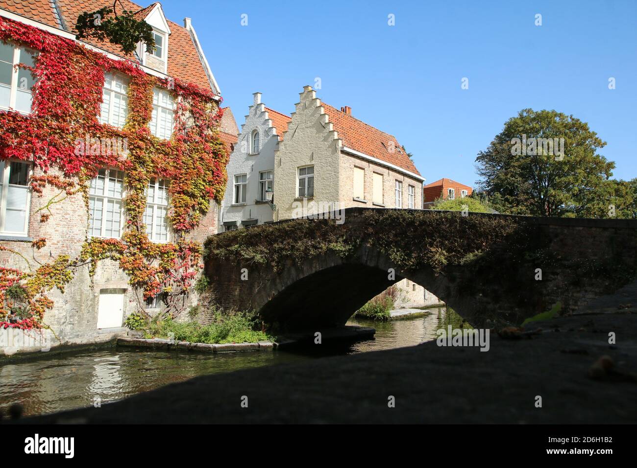 La foto dal centro della città di Bruges, città storica e turistica di Belguim. Le case tradizionali con maneggio terrazzato. Foto Stock