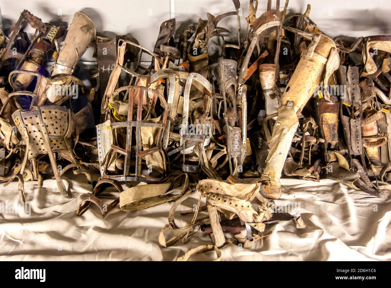 Una collezione di protesi rimosse dai prigionieri al Museo Statale di Auschwitz-Birkenau a Oswiecim in Polonia. Foto Stock