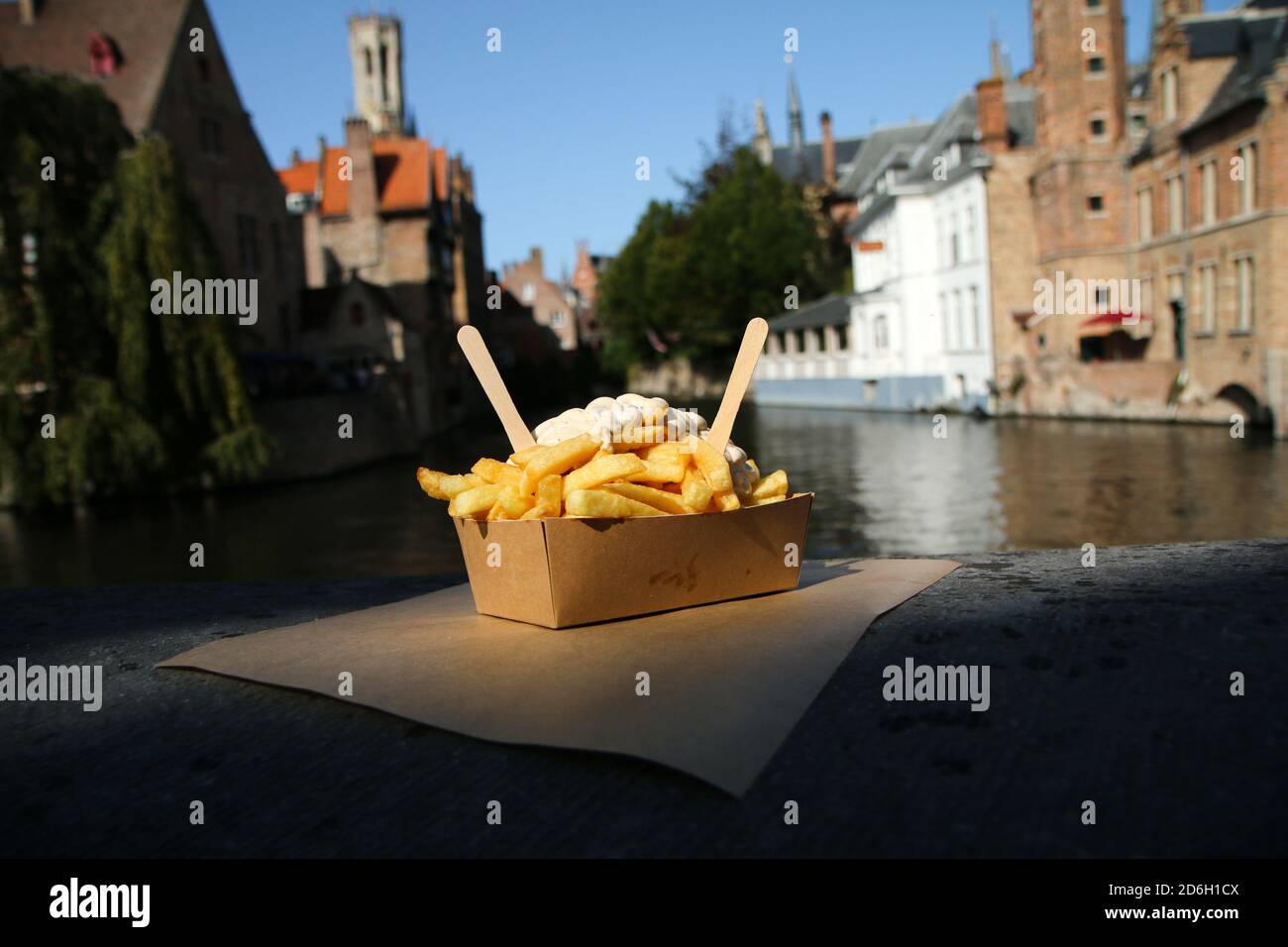 Il tradizionale spuntino di strada, le patatine belghe con salsa al pepe raffigurato sulla parete sopra il canale di Bruges in Belgio. Foto Stock