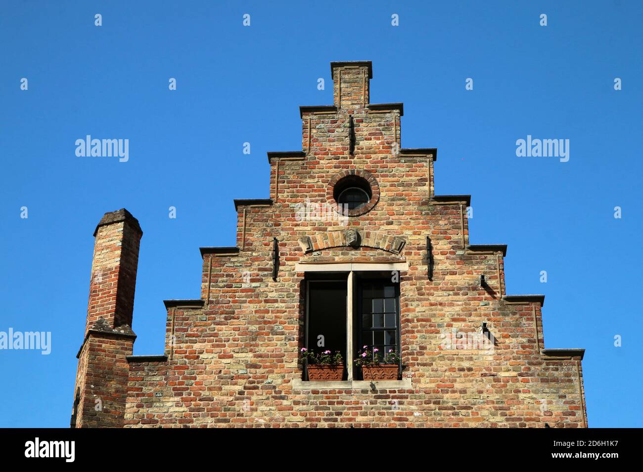 Il particolare della parete a tegole in mattoni terrazzati della tradizionale casa storica di Bruges, in Belgio. Foto Stock