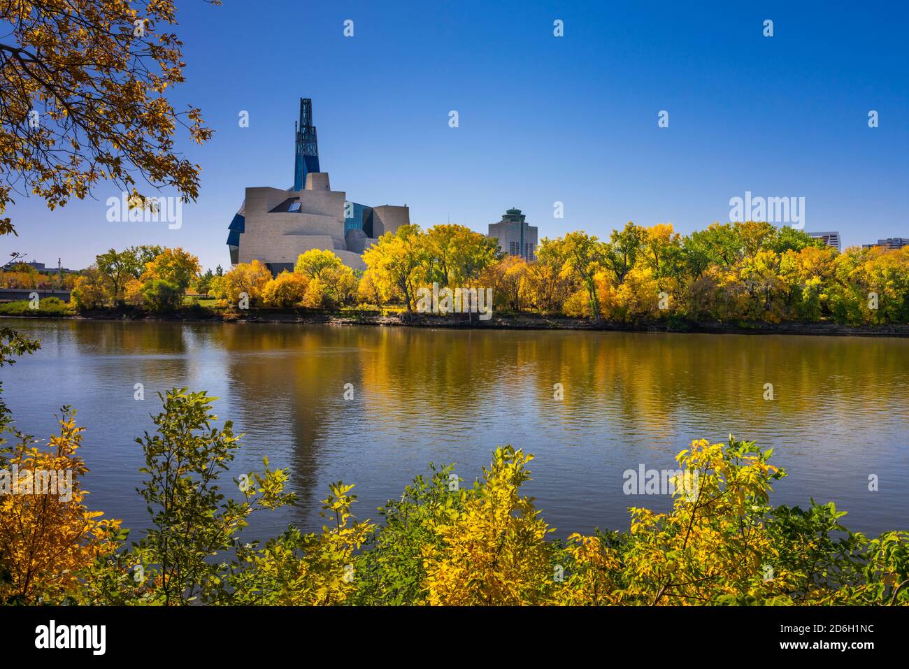 Il Canadian Museum for Human Rights con il fiume Rosso e colore delle foglie autunnali a Winnipeg, Manitoba, Canada. Foto Stock
