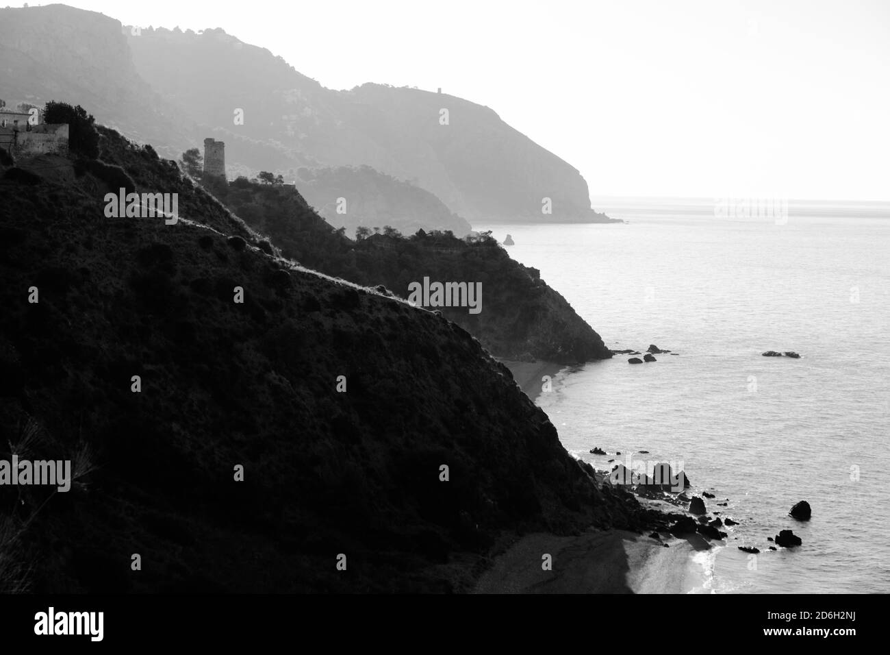 Paesaggi bianchi e neri di Playa del molino de papel, Maro, Nerja, Spagna, Europa Foto Stock