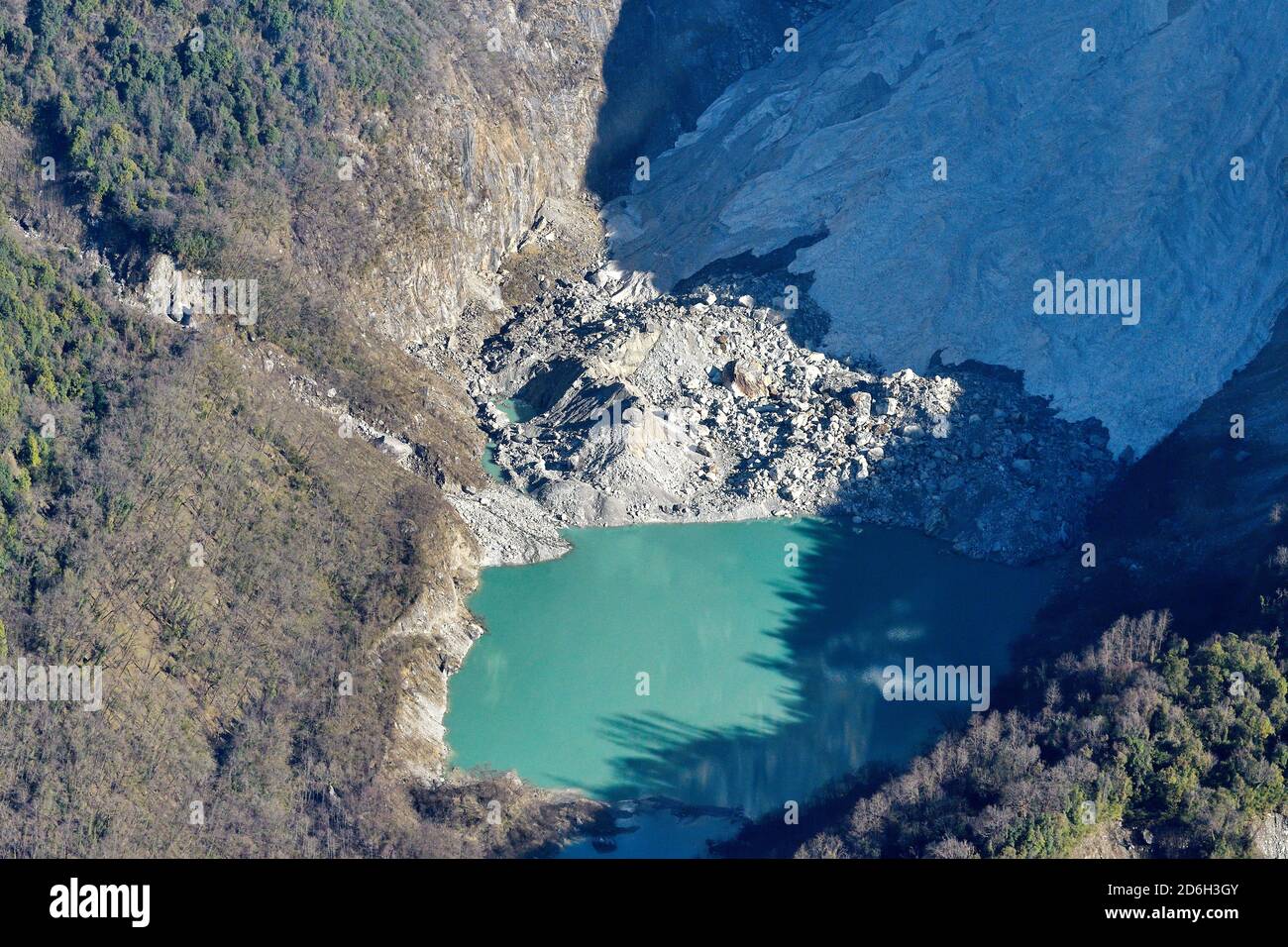 Foto aerea del nuovo lago formato dal ritrattamento del ghiacciaio a causa del riscaldamento globale / cambiamento climatico montagna Annapurna, Nepal Foto Stock