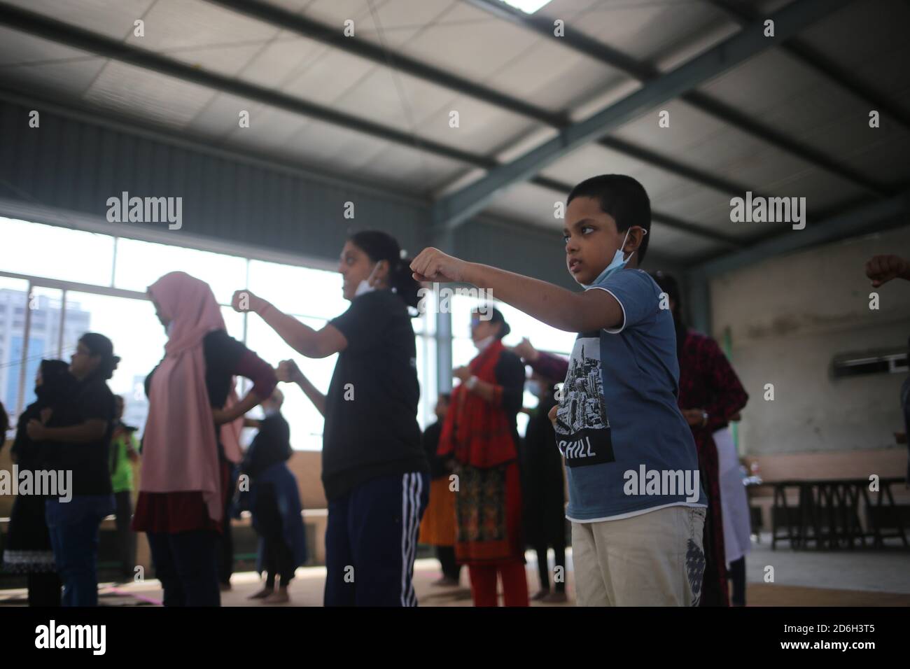 Dhaka, Dhaka, Bangladesh. 17 Ott 2020. Un'organizzazione di volontariato non redditizia ha organizzato una sessione di addestramento di autodifesa per le ragazze per evitare il harrasment fisico durante la pandemia di COVID-19. Credit: Md. Rakibul Hasan/ZUMA Wire/Alamy Live News Foto Stock