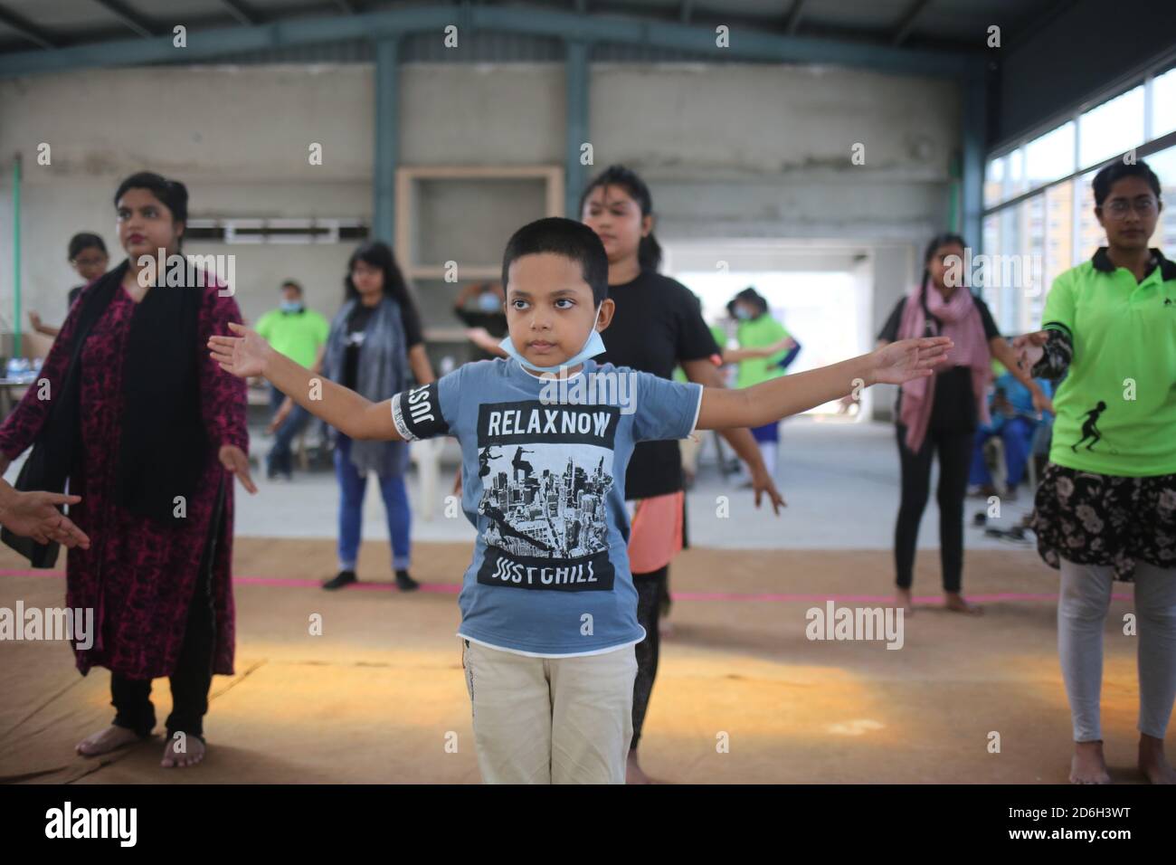 Dhaka, Dhaka, Bangladesh. 17 Ott 2020. Un'organizzazione di volontariato non redditizia ha organizzato una sessione di addestramento di autodifesa per le ragazze per evitare il harrasment fisico durante la pandemia di COVID-19. Credit: Md. Rakibul Hasan/ZUMA Wire/Alamy Live News Foto Stock