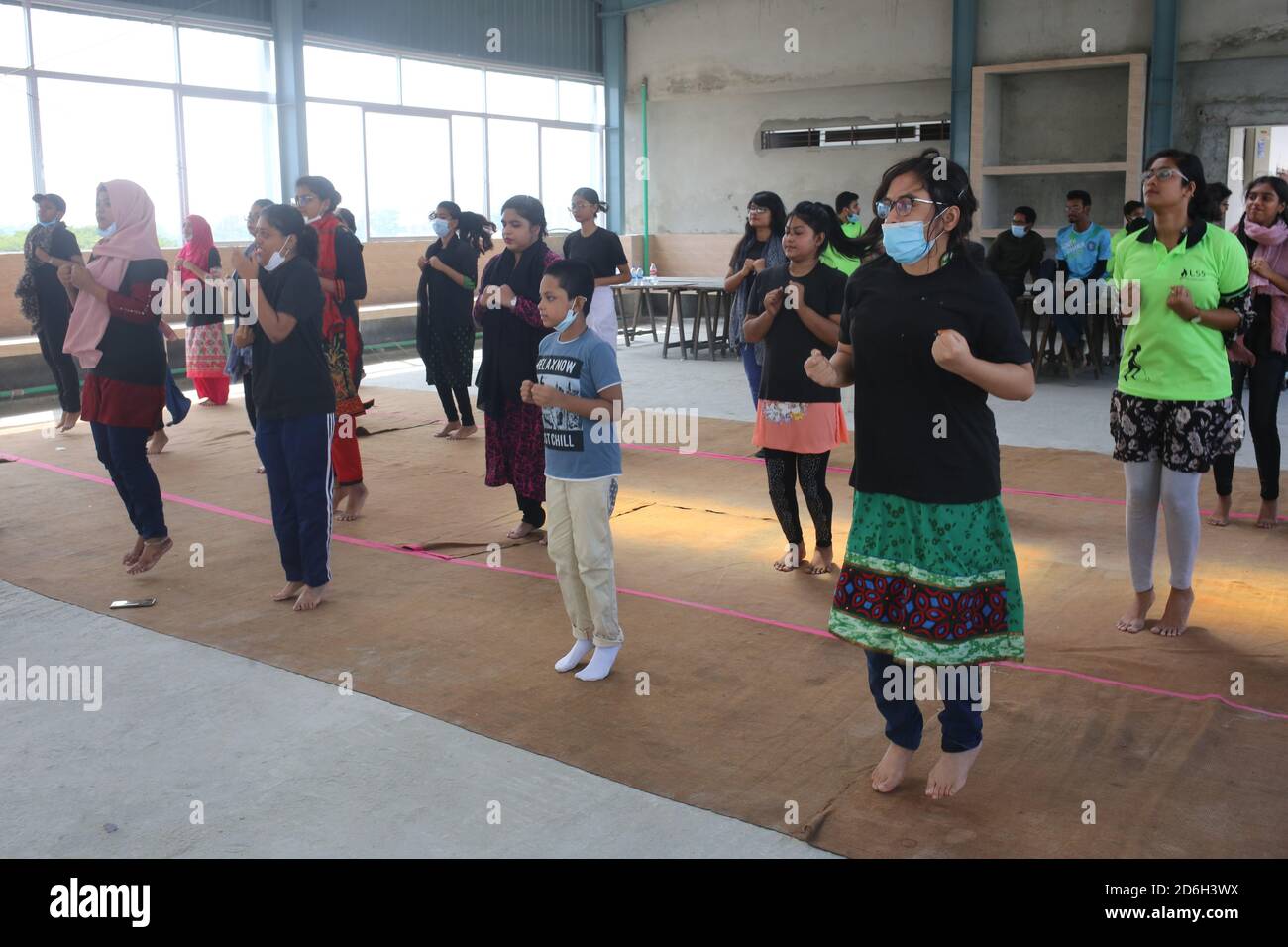 Dhaka, Dhaka, Bangladesh. 17 Ott 2020. Un'organizzazione di volontariato non redditizia ha organizzato una sessione di addestramento di autodifesa per le ragazze per evitare il harrasment fisico durante la pandemia di COVID-19. Credit: Md. Rakibul Hasan/ZUMA Wire/Alamy Live News Foto Stock