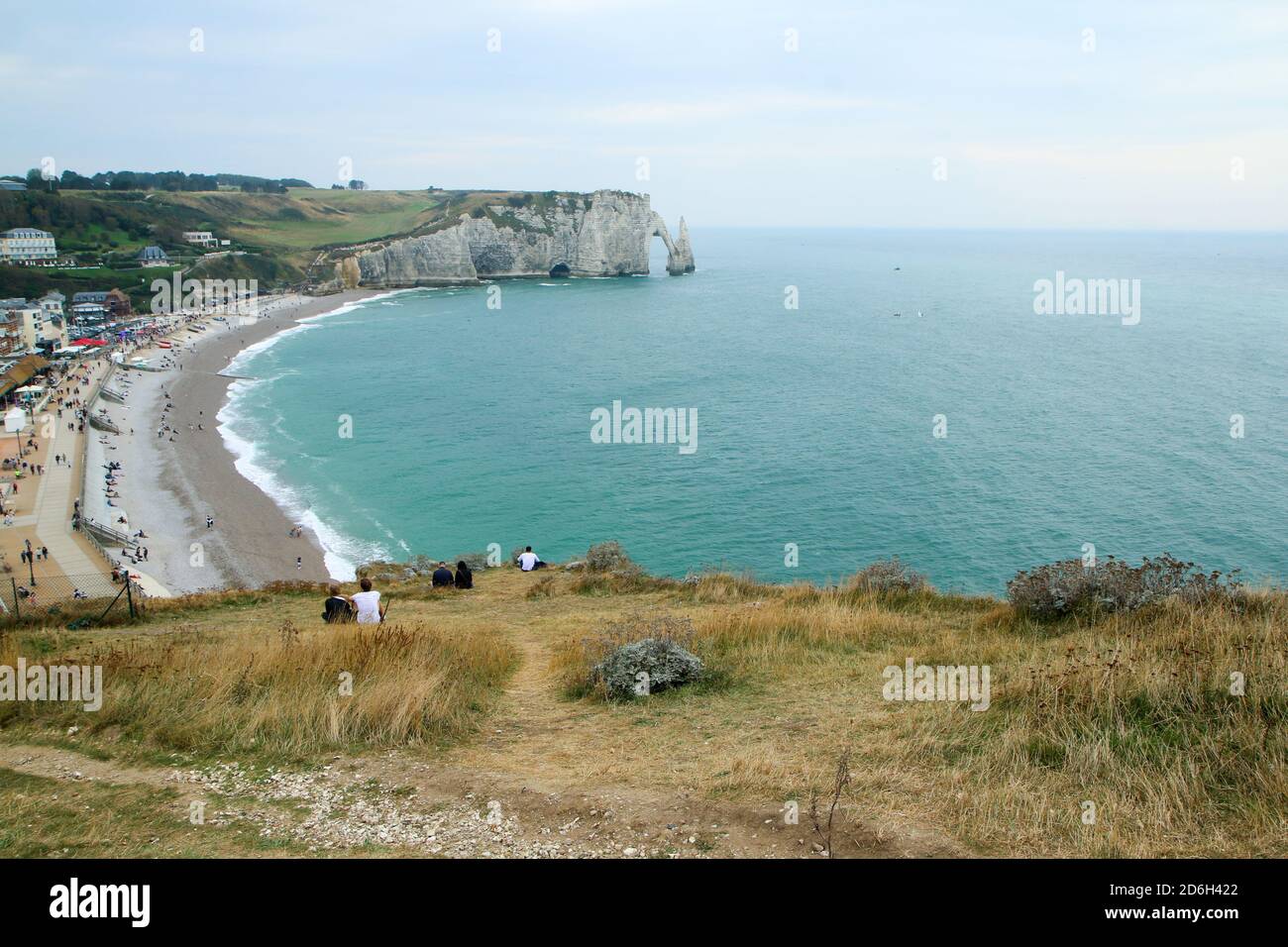 Le belle alte scogliere sulla riva vicino alla città di Étretat in Normandia in Francia. Famosa attrazione turistica. Foto Stock