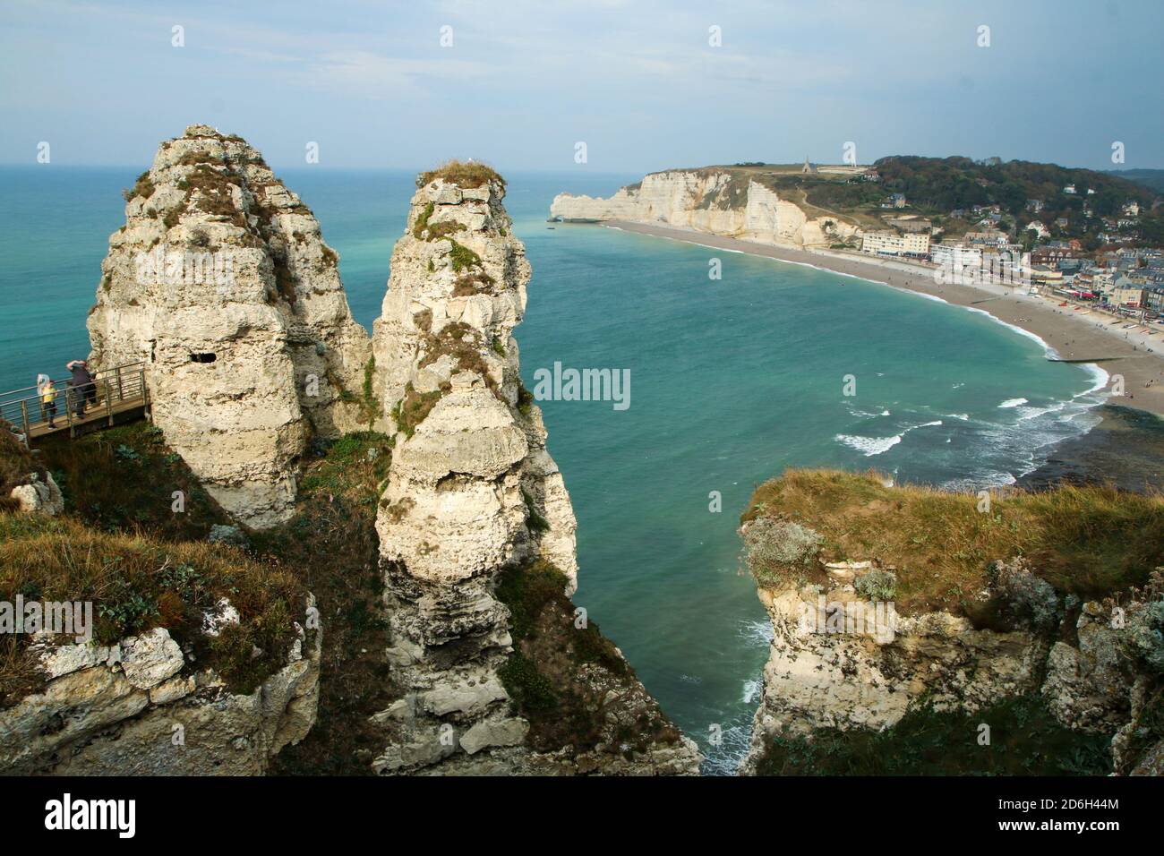 Le belle alte scogliere sulla riva vicino alla città di Étretat in Normandia in Francia. Famosa attrazione turistica. Foto Stock