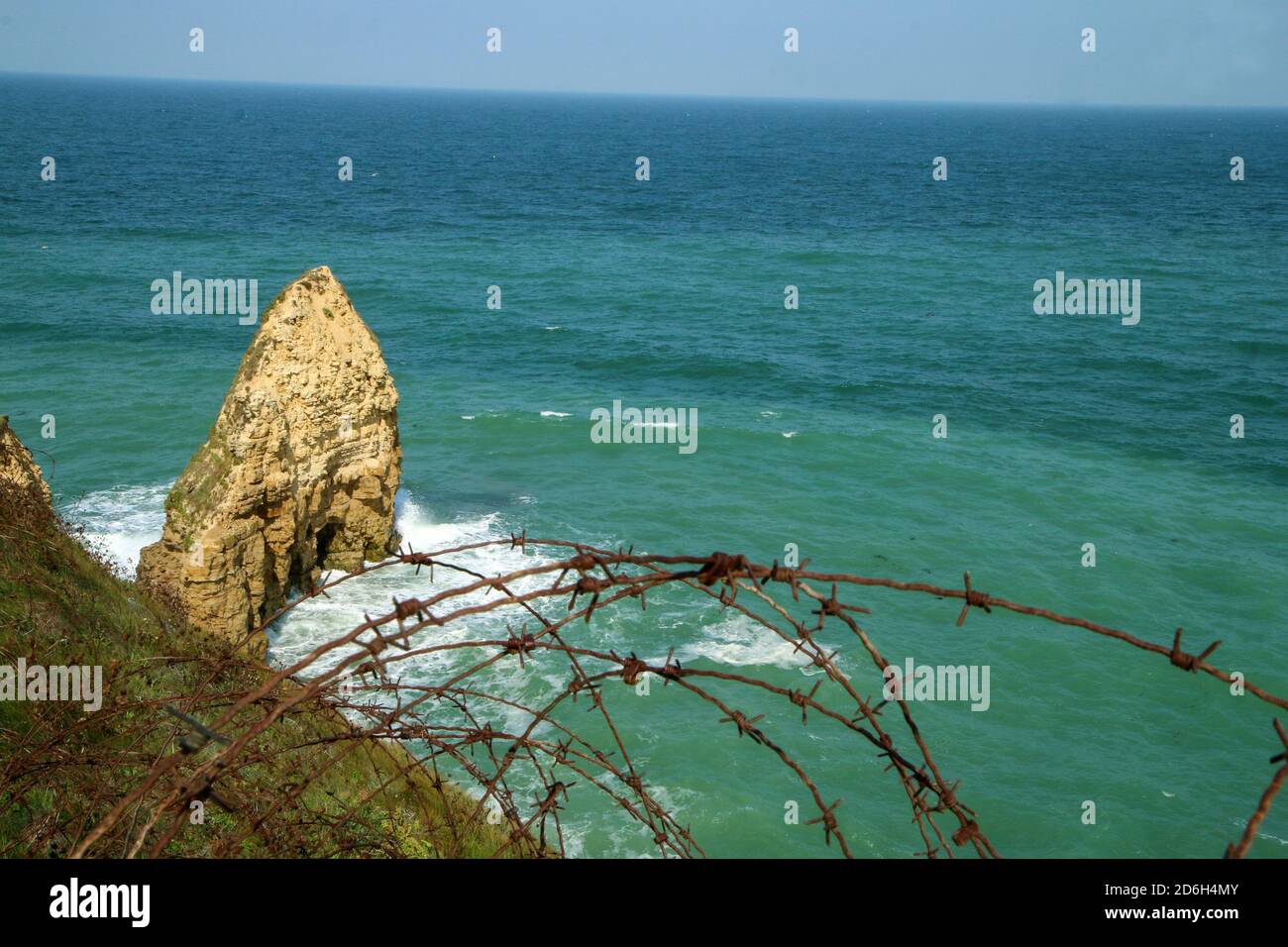 Il dettaglio del vecchio filo spinato a Pointe du Hoc in Normandia in Francia. Il luogo della famosa battaglia. Foto Stock