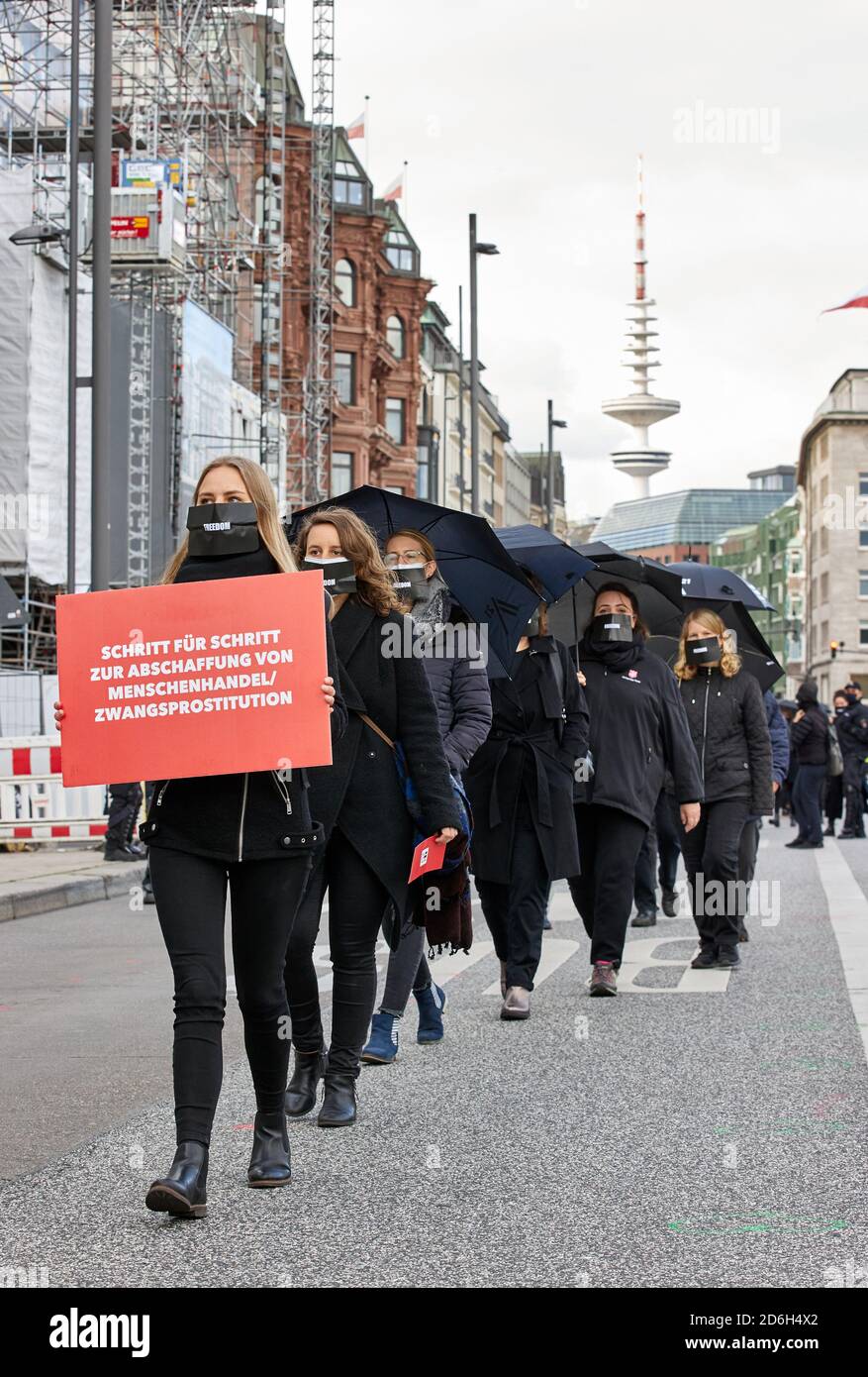 Amburgo, Germania. 17 Ott 2020. (CORREGGE IL TITOLO) UN dimostratore porta un banner sullo Jungfernstieg con l'iscrizione: Passo dopo passo all'abolizione della tratta di esseri umani/prostituzione coatta. Alla dimostrazione intitolata Walk for Freedom. Credit: Georg Wendt/dpa/Alamy Live News Foto Stock