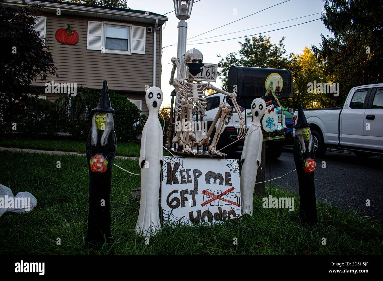 La famiglia del nuovo Jersey mette in su le decorazioni di Halloween che promuovono la distanza sociale Foto Stock