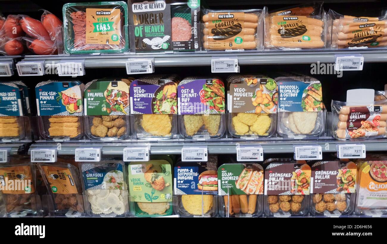 Piatti vegetariani, imitazioni vegane carni in un supermercato svedese frigorifero Foto Stock